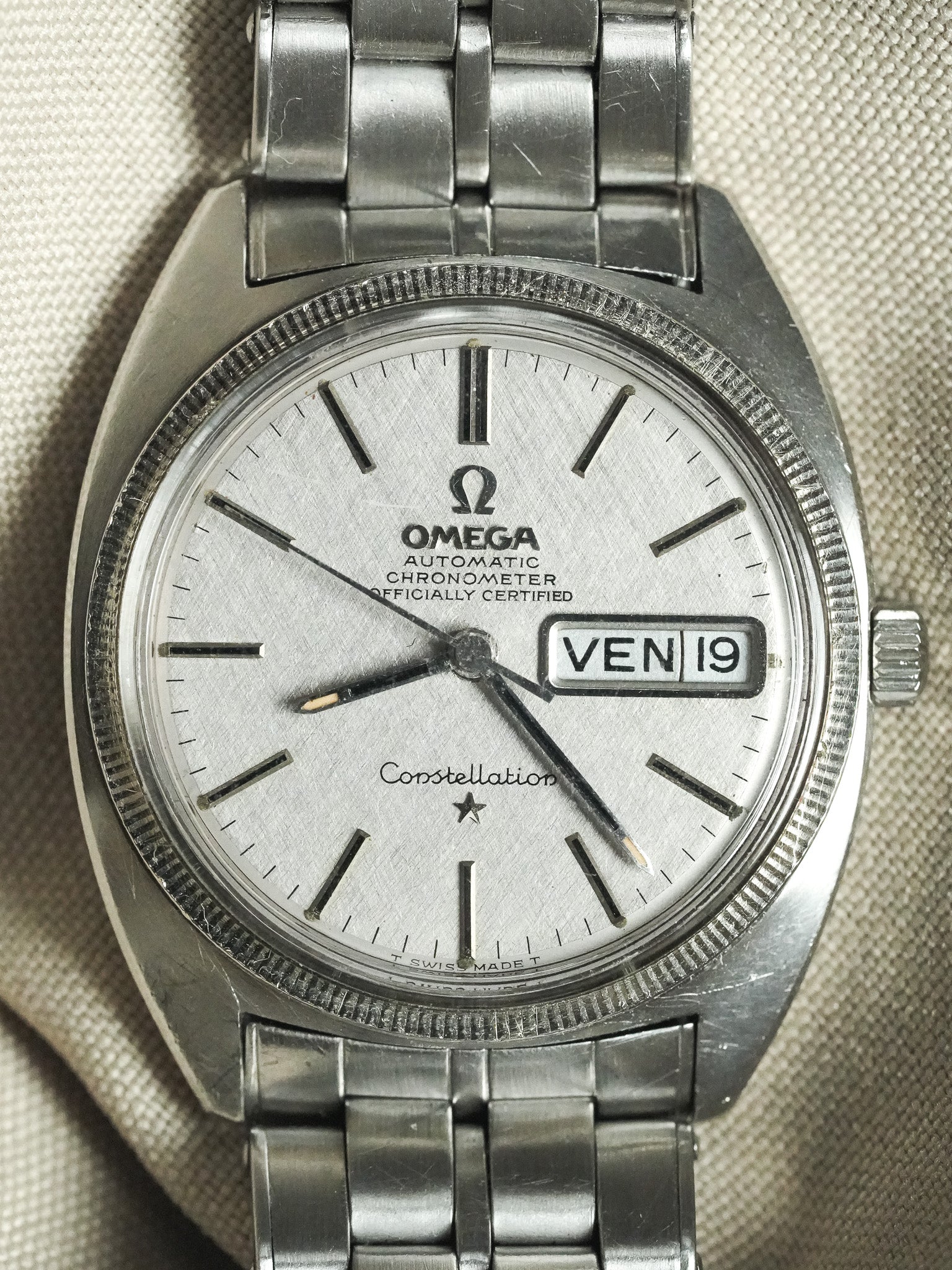 Omega - Constellation C-Shape 168.029 Gerald Genta White Gold Bezel Linen Dial - 1967 