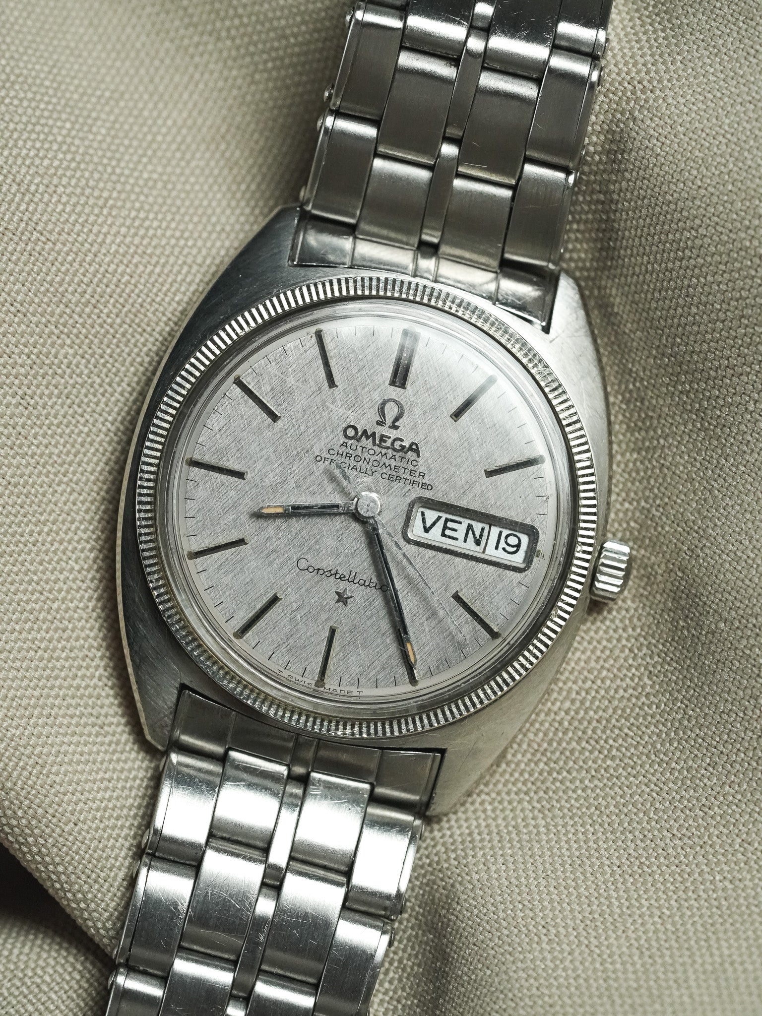 Omega - Constellation C-Shape 168.029 Gerald Genta White Gold Bezel Linen Dial - 1967 