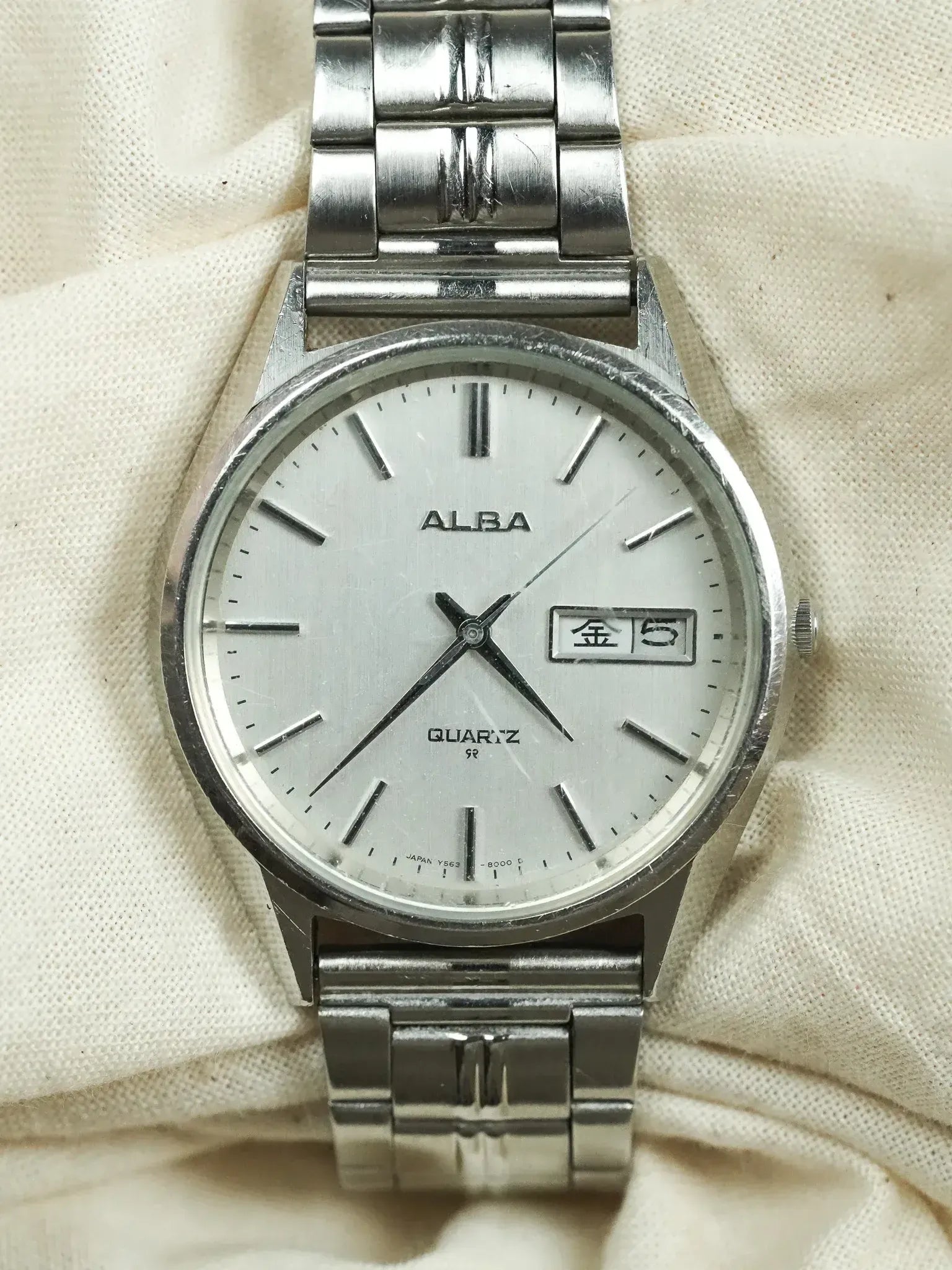 Alba quartz vintage watch with silver dial, day-date window, stainless steel bracelet on fabric