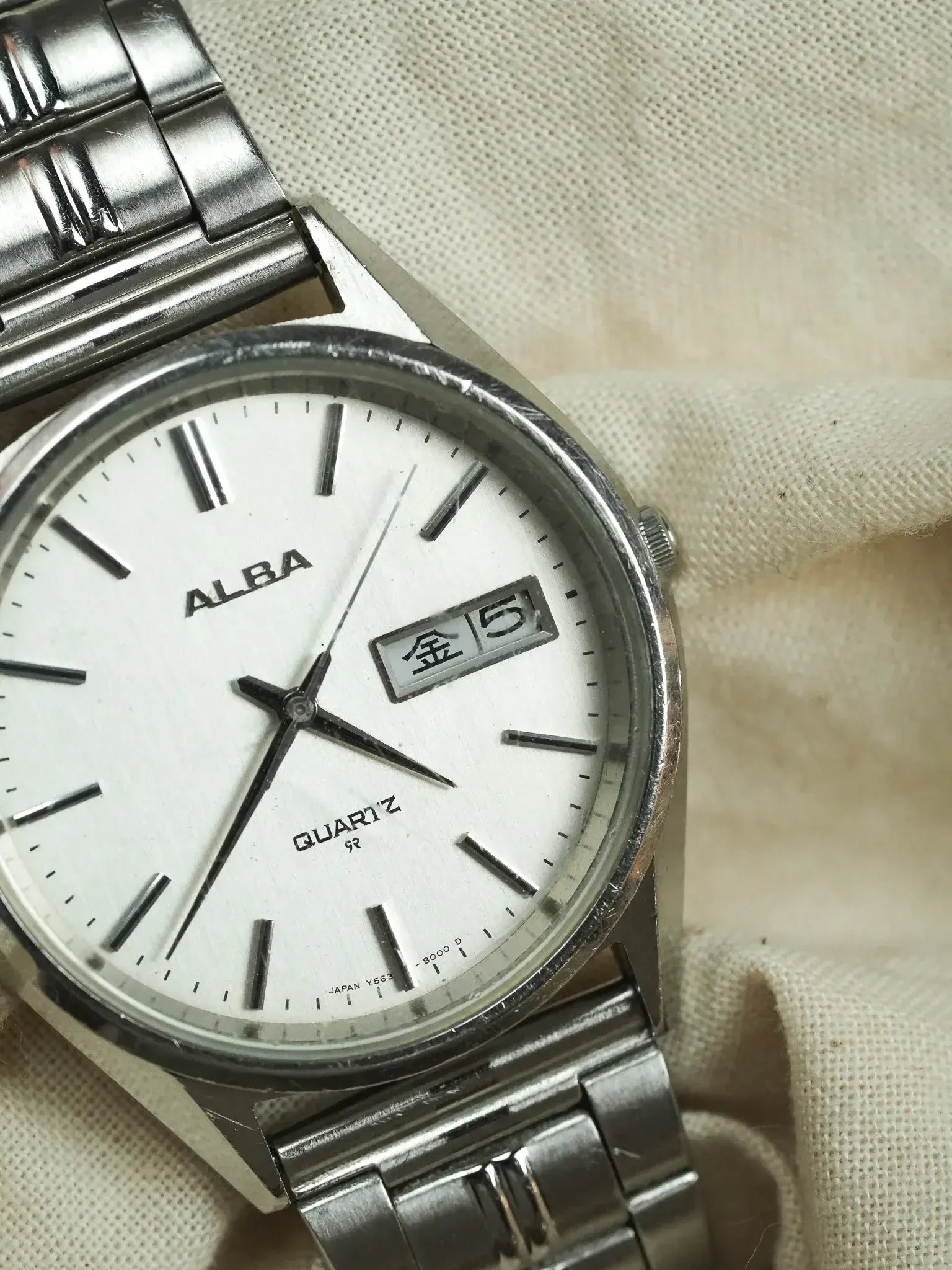 Alba quartz vintage watch with white dial, day-date window, steel bracelet on fabric