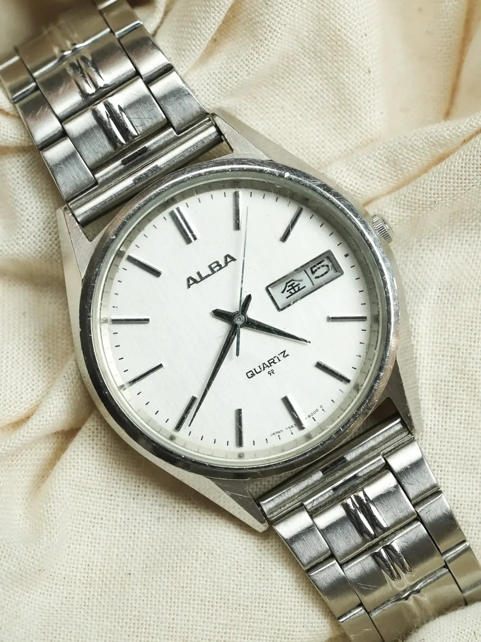 Alba vintage quartz watch with white dial, day-date window, stainless steel bracelet on fabric