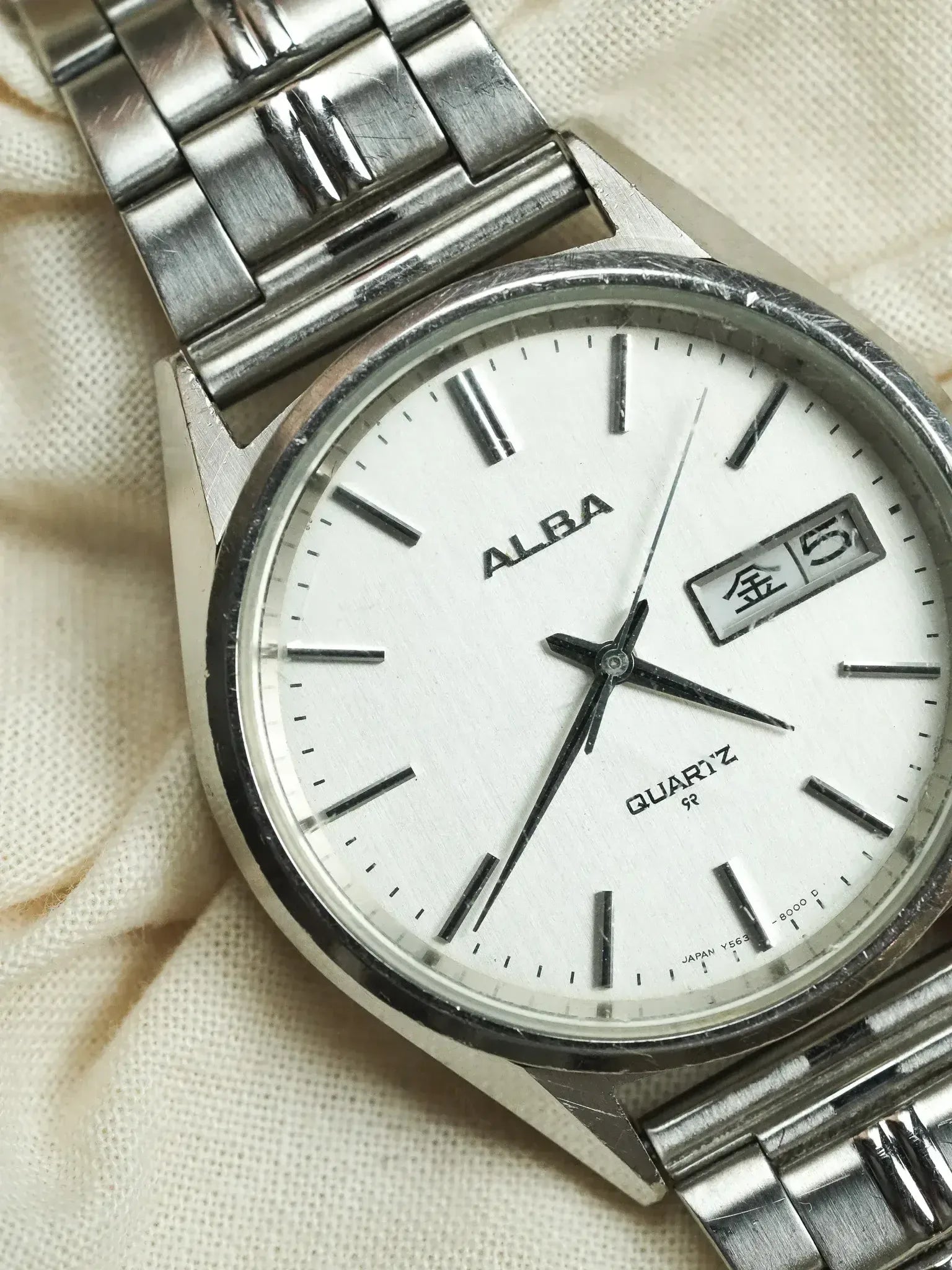 ALBA vintage quartz watch with white dial, day-date window, and stainless steel bracelet