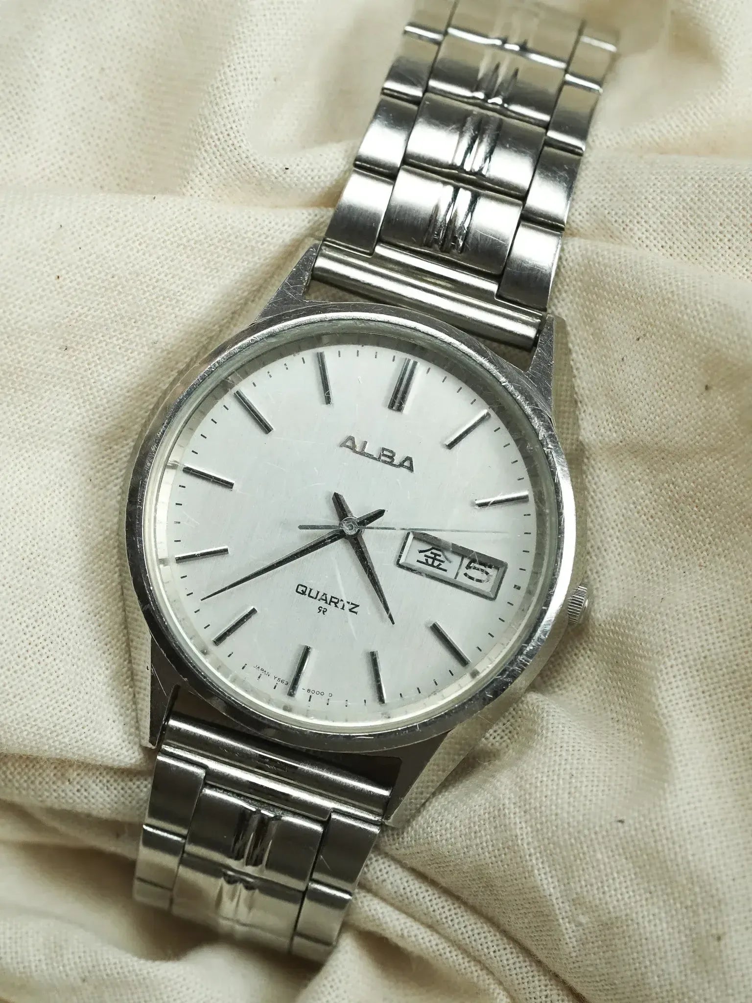Alba quartz vintage watch with white dial, steel bracelet, day-date display