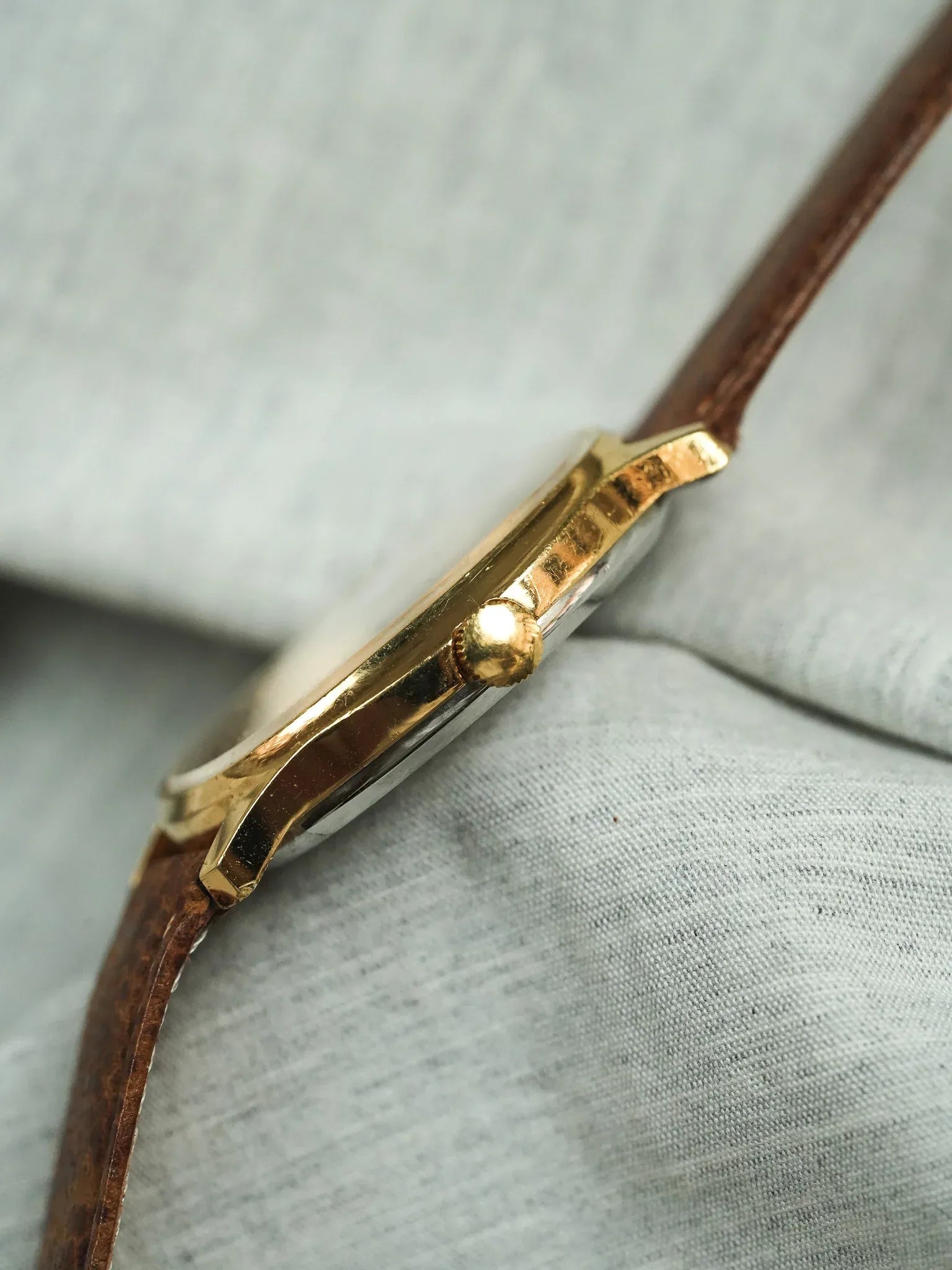 Aldex - Tonneau Incabloc Or - 1970s - Atelier Victor - Vintage  Shop