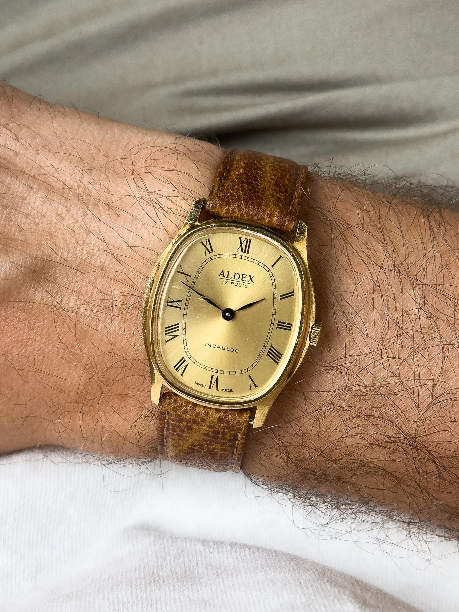 Aldex - Tonneau Incabloc Or - 1970s - Atelier Victor - Vintage  Shop
