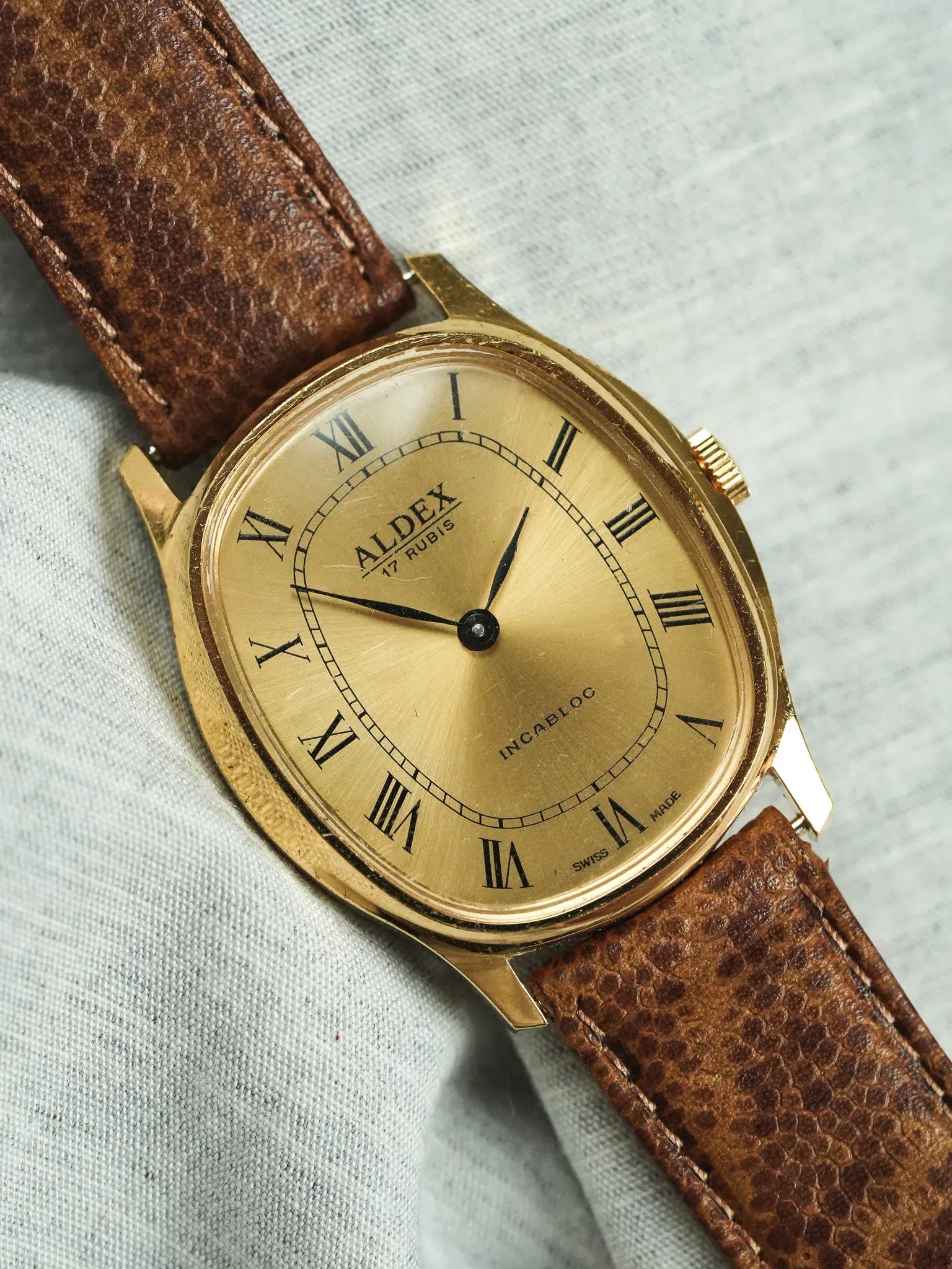 Aldex - Tonneau Incabloc Or - 1970s - Atelier Victor - Vintage  Shop