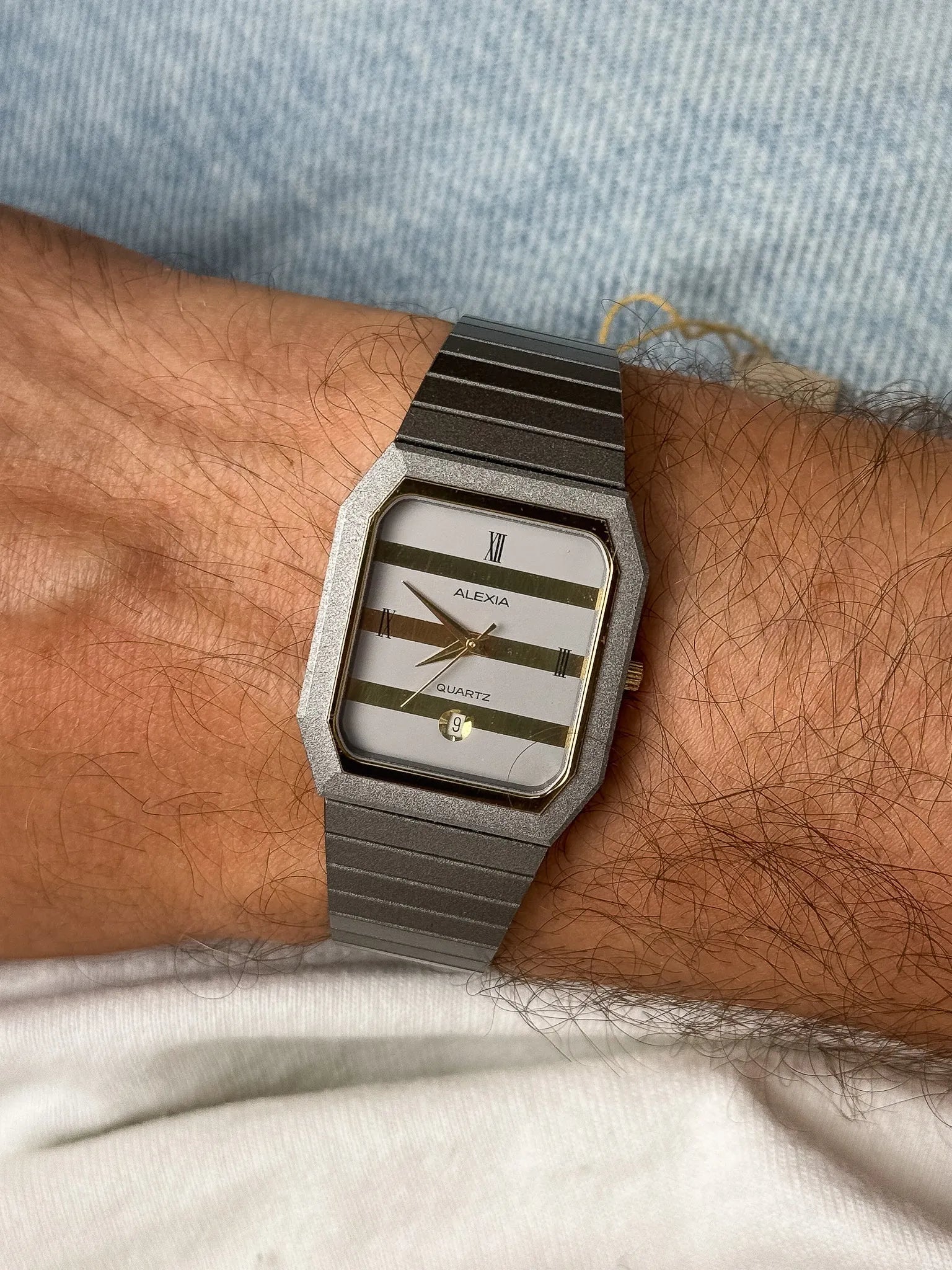 Alexia - Tonneau Gris mat Cadran gris or quadrillé - NOS - 1980s - Atelier Victor