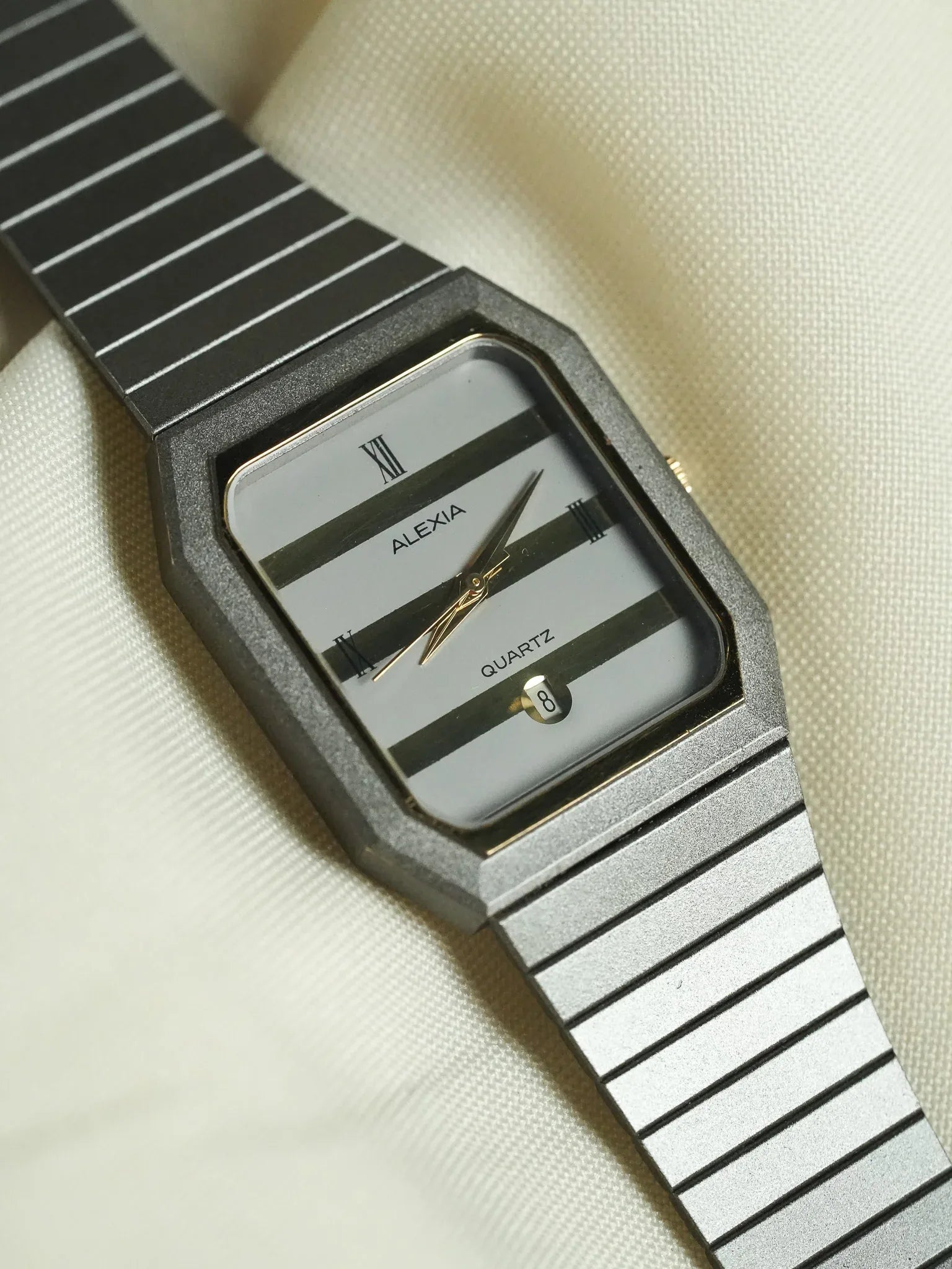 Alexia - Tonneau Gris mat Cadran gris or quadrillé - NOS - 1980s - Atelier Victor