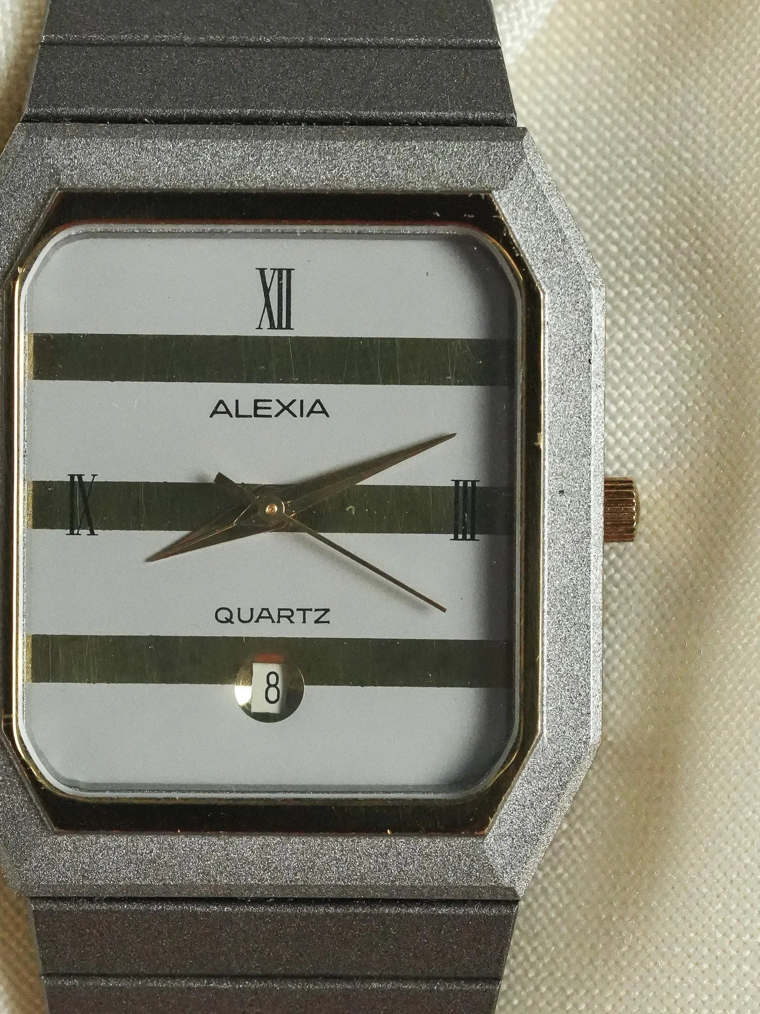 Alexia - Tonneau Gris mat Cadran gris or quadrillé - NOS - 1980s - Atelier Victor