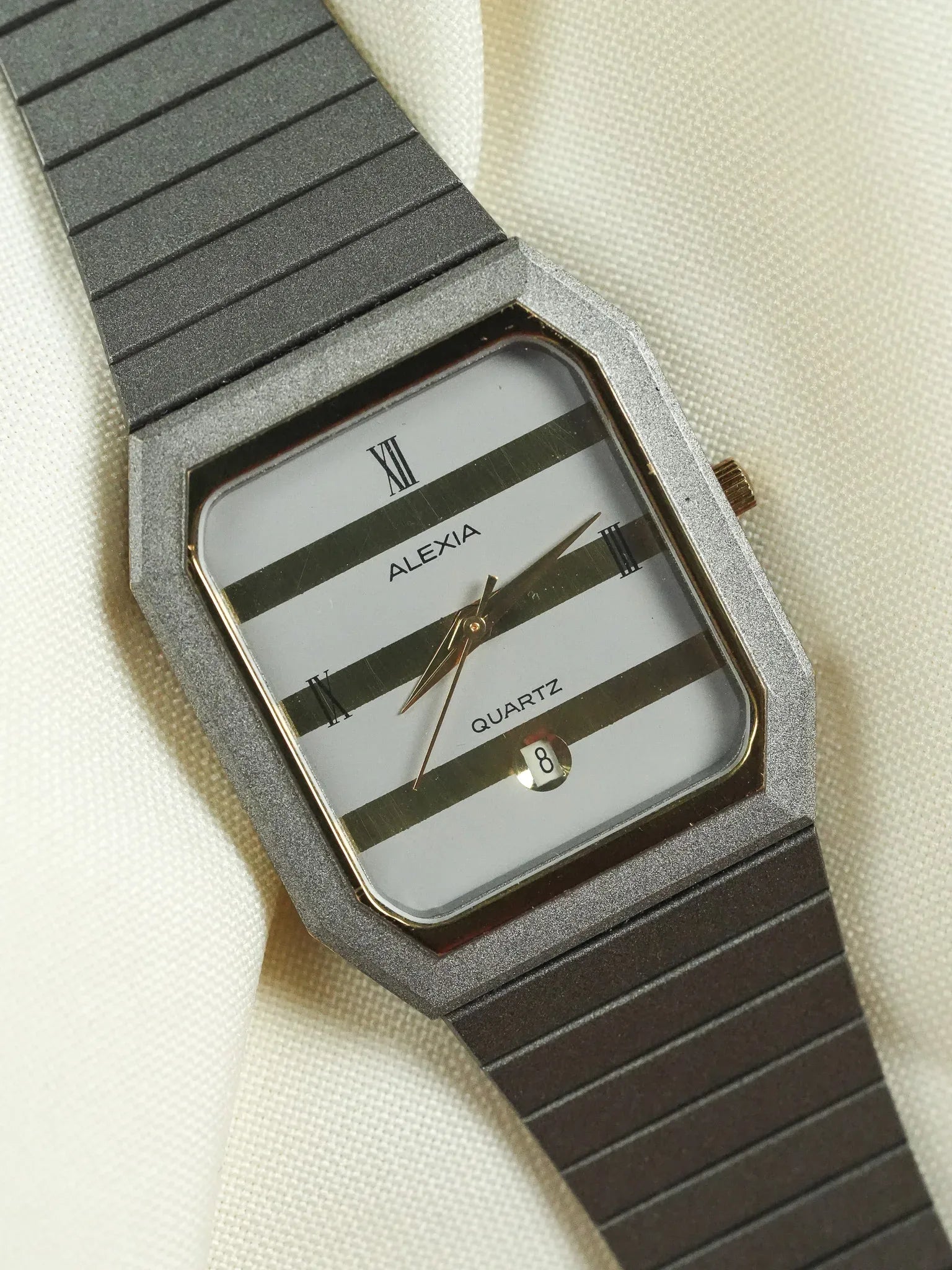 Alexia - Tonneau Gris mat Cadran gris or quadrillé - NOS - 1980s - Atelier Victor