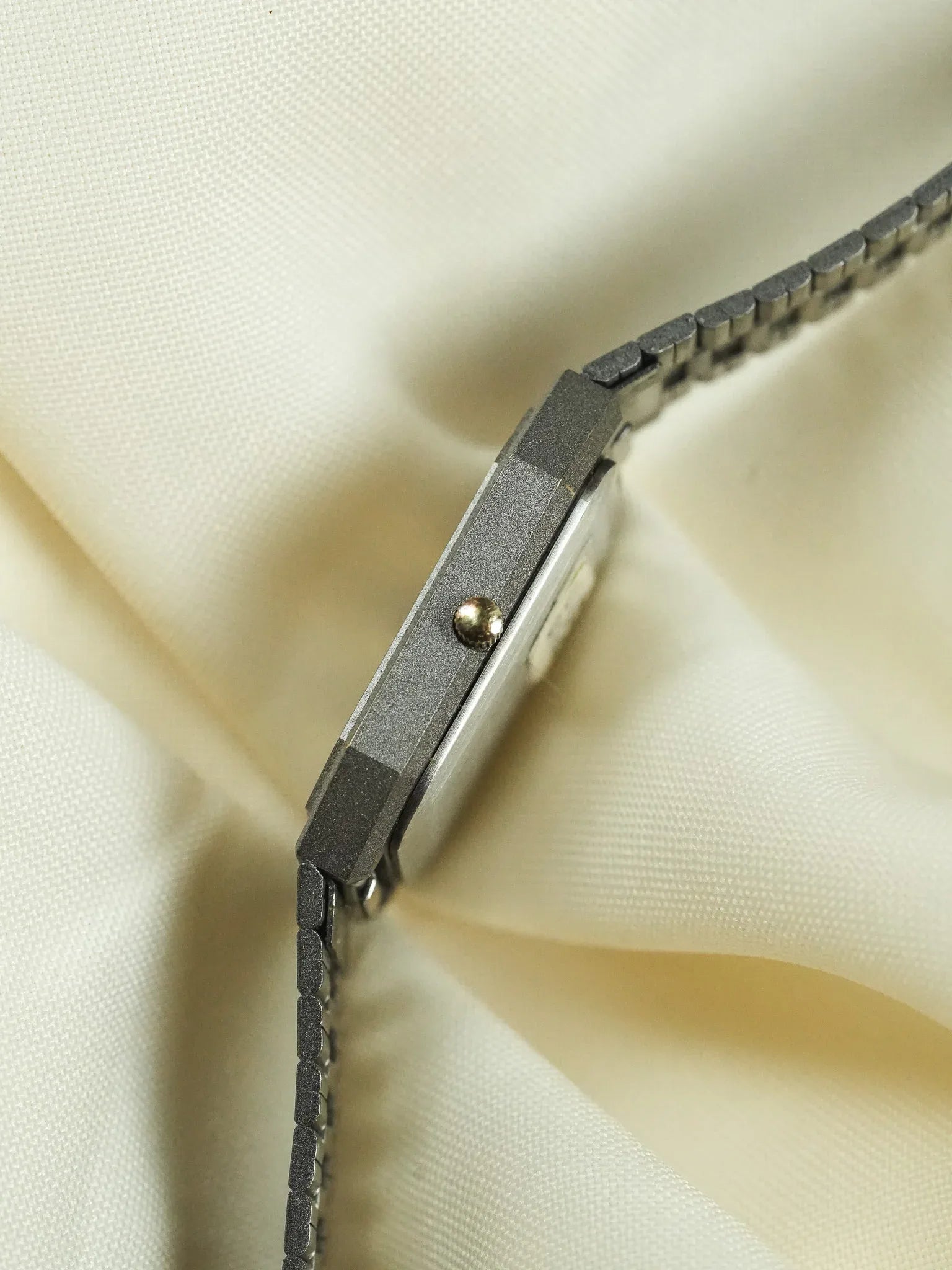 Alexia - Tonneau Gris mat Cadran gris or quadrillé - NOS - 1980s - Atelier Victor