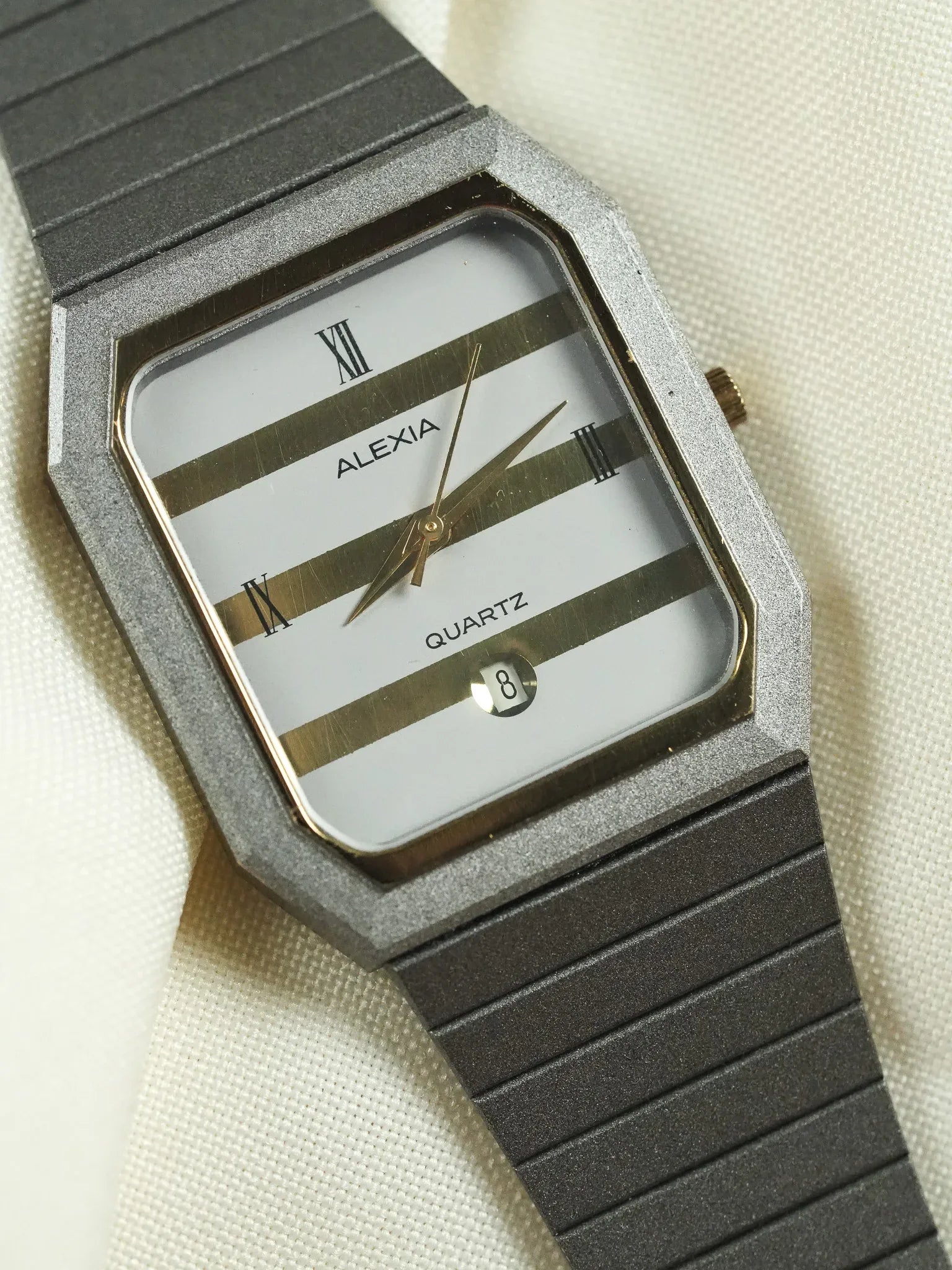 Alexia - Tonneau Gris mat Cadran gris or quadrillé - NOS - 1980s - Atelier Victor