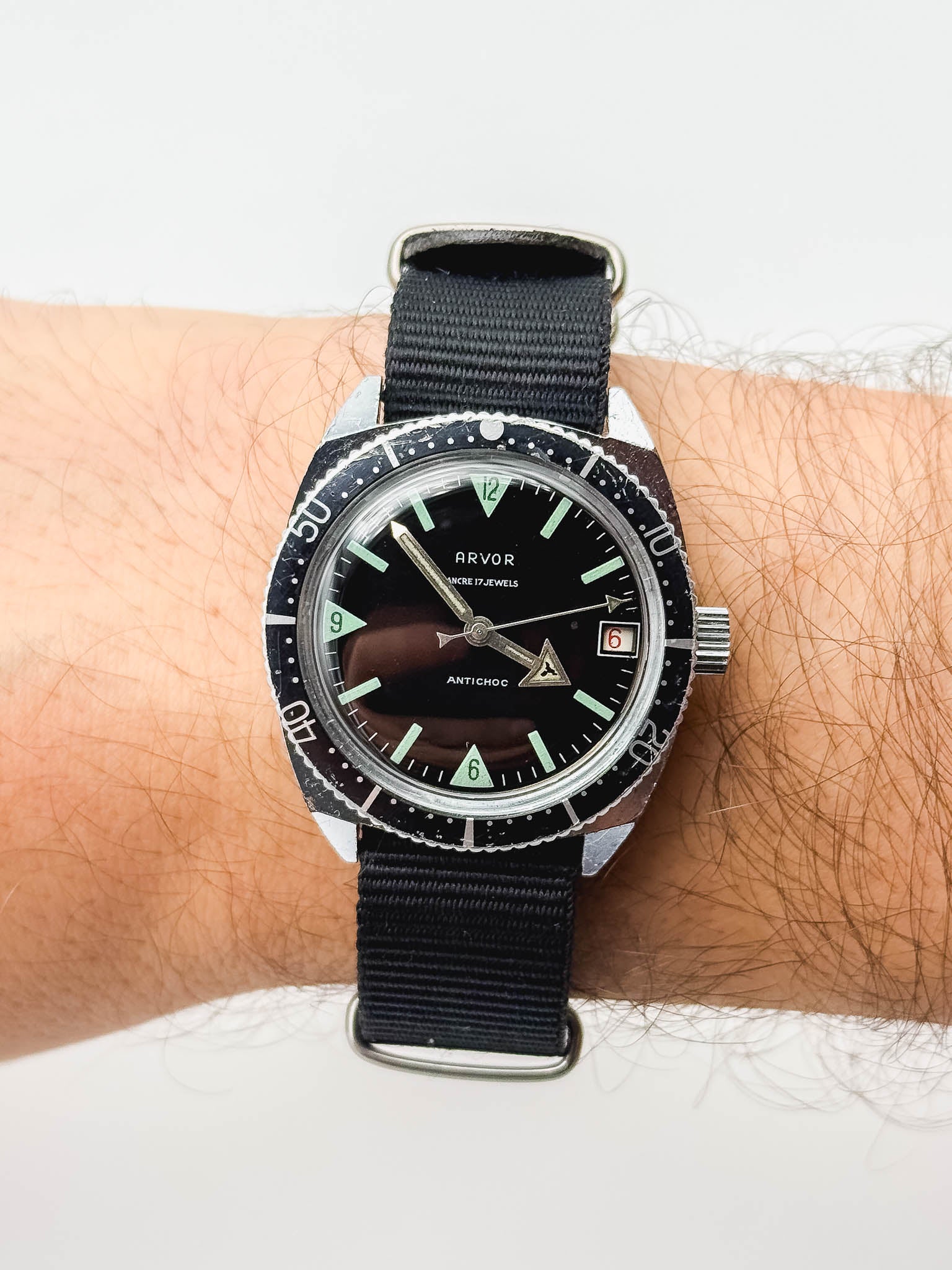 Arvor - Plongeuse Cadran noir - 1960s - Atelier Victor Paris - Vintage Watch Shop Dubai
