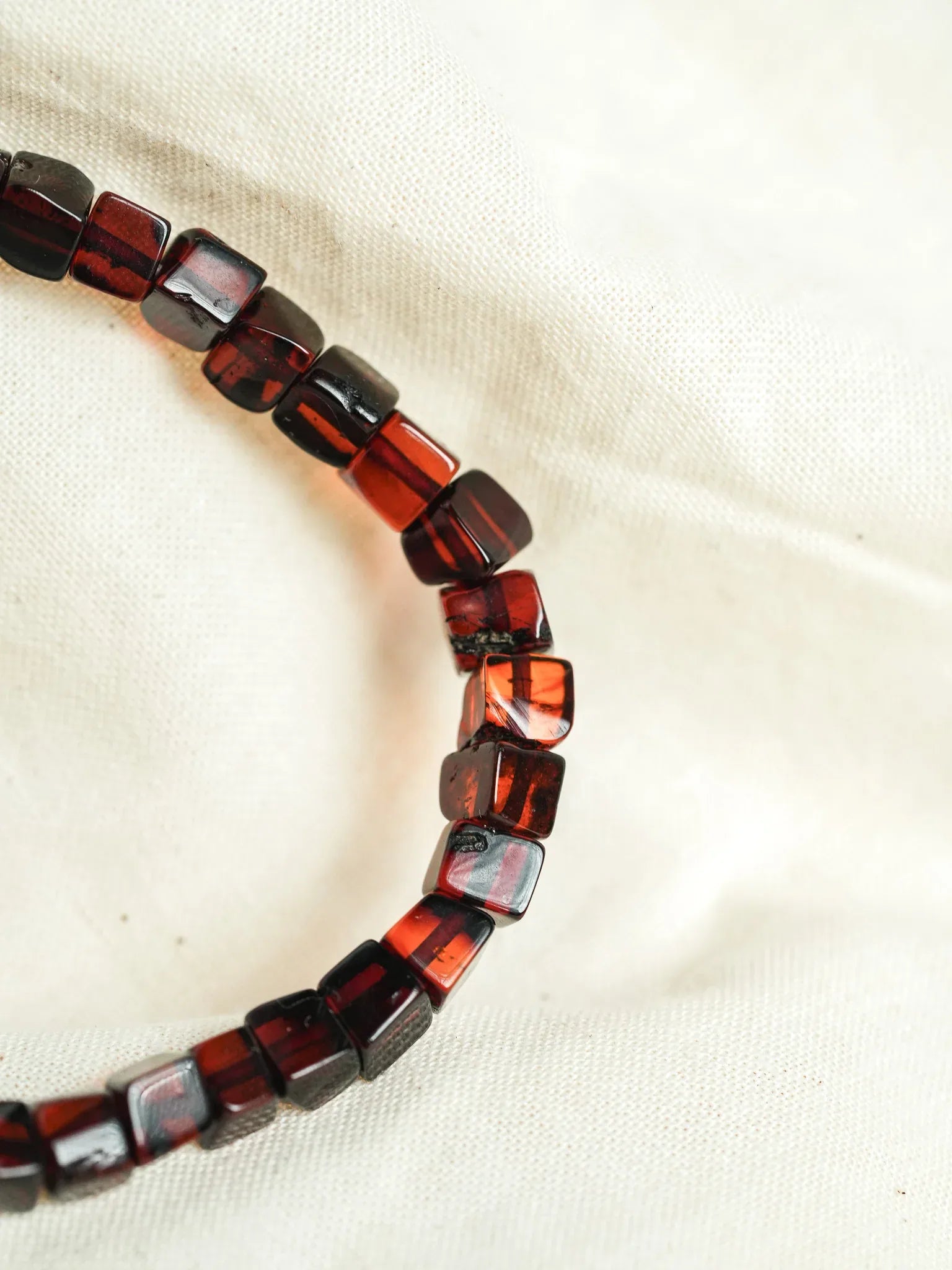 Bracelet en Ambre Baltique naturel - Carré Cognac - Atelier Victor