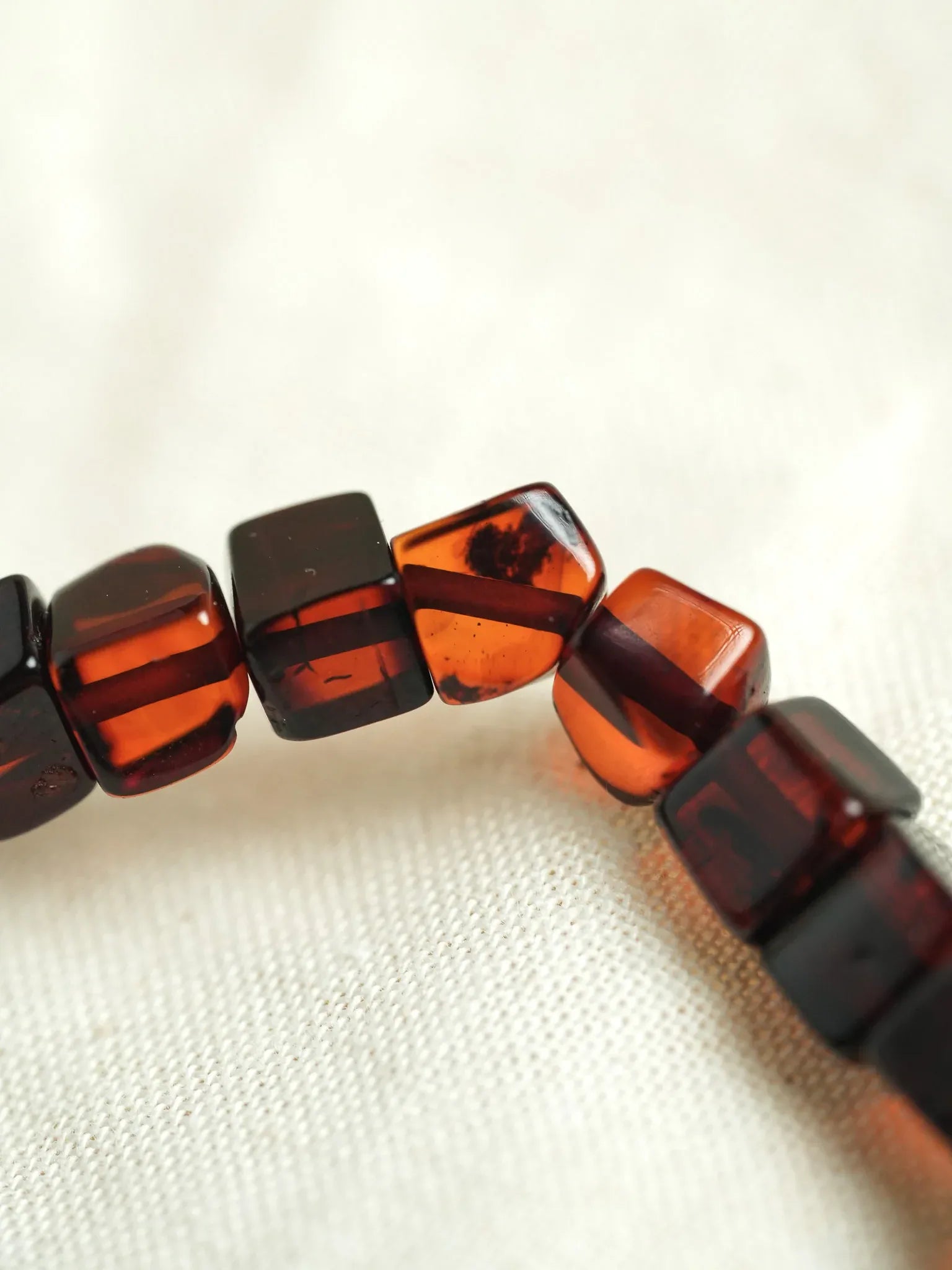 Bracelet en Ambre Baltique naturel - Carré Cognac - Atelier Victor