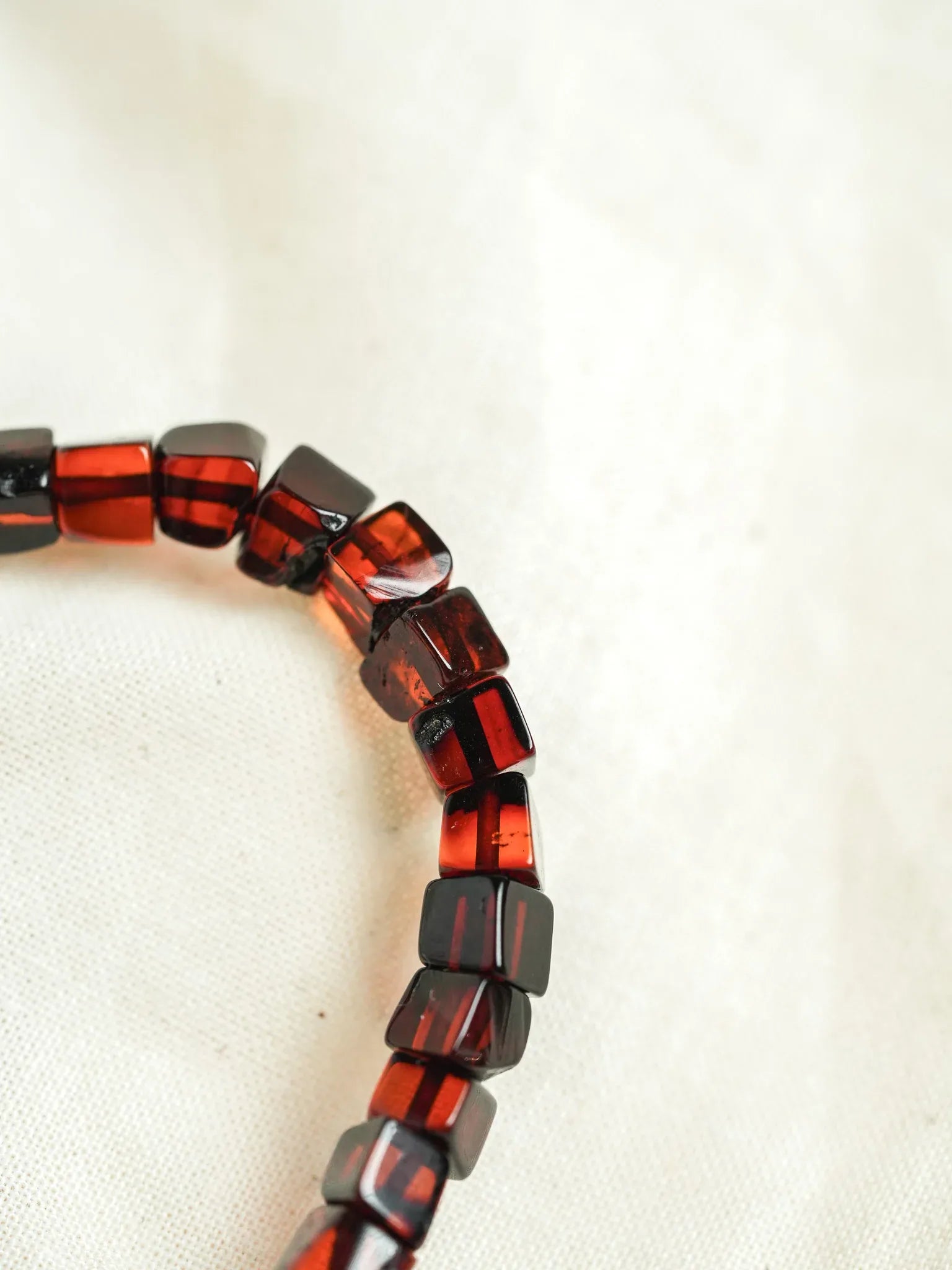 Bracelet en Ambre Baltique naturel - Carré Cognac - Atelier Victor