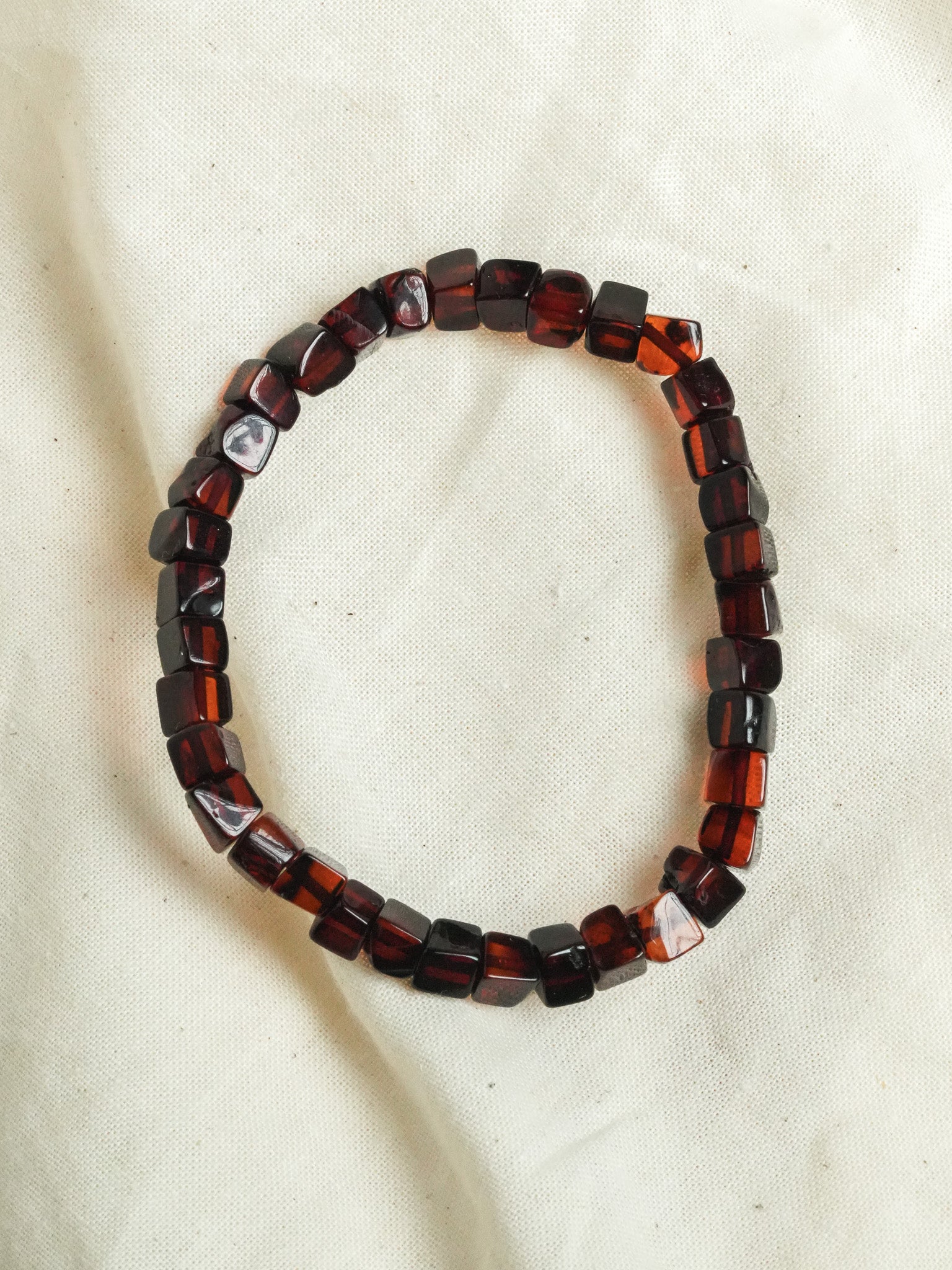 Bracelet en Ambre Baltique naturel - Carré Cognac - Atelier Victor - Vintage  Shop