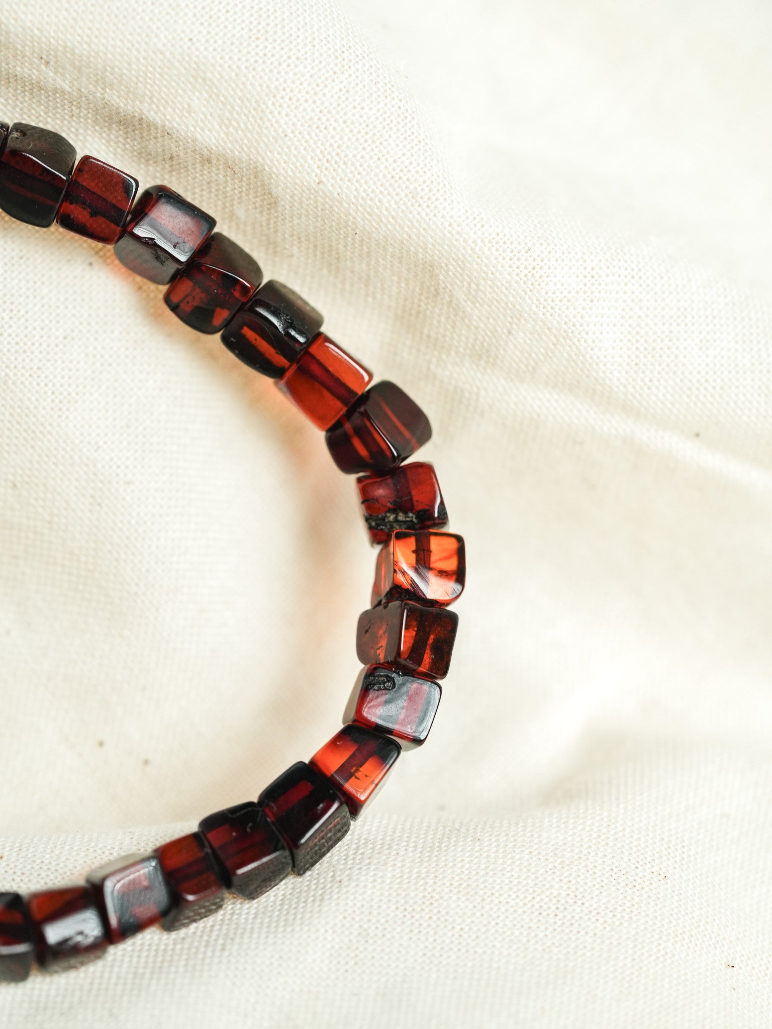 Bracelet en Ambre Baltique naturel - Carré Cognac - Atelier Victor - Vintage  Shop