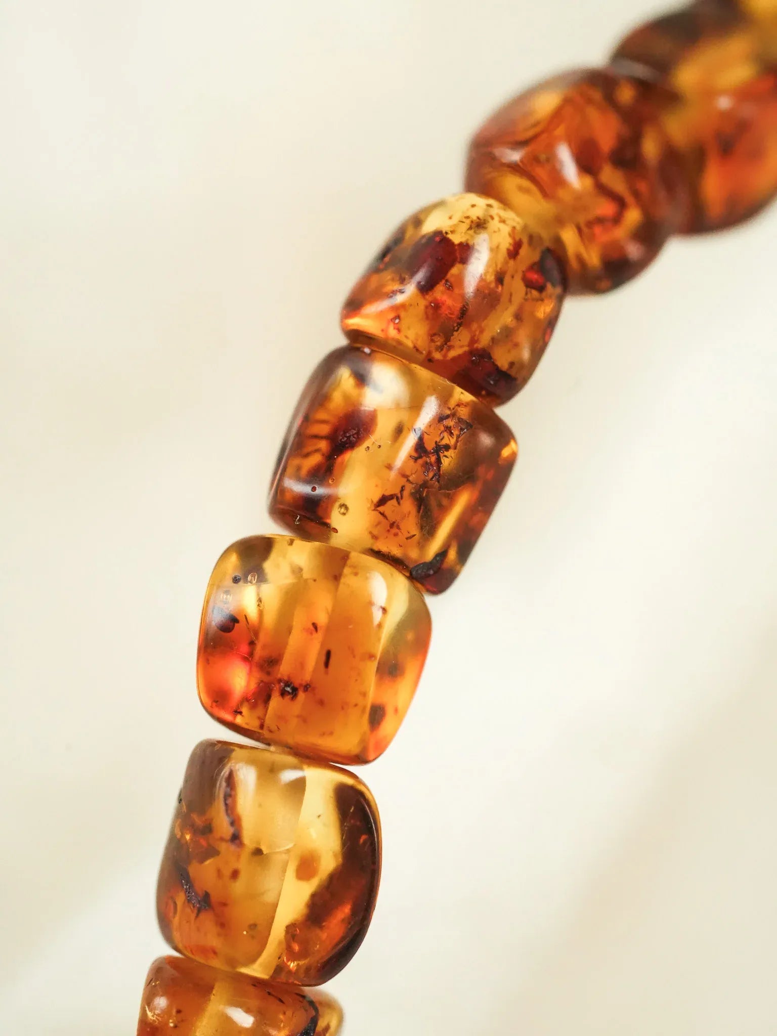 Bracelet en Ambre Baltique naturel - Carré Miel Cognac Medium - Atelier Victor