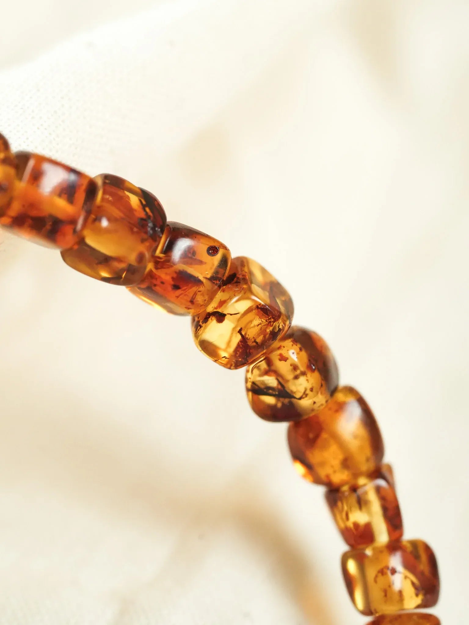 Bracelet en Ambre Baltique naturel - Carré Miel Cognac Medium - Atelier Victor