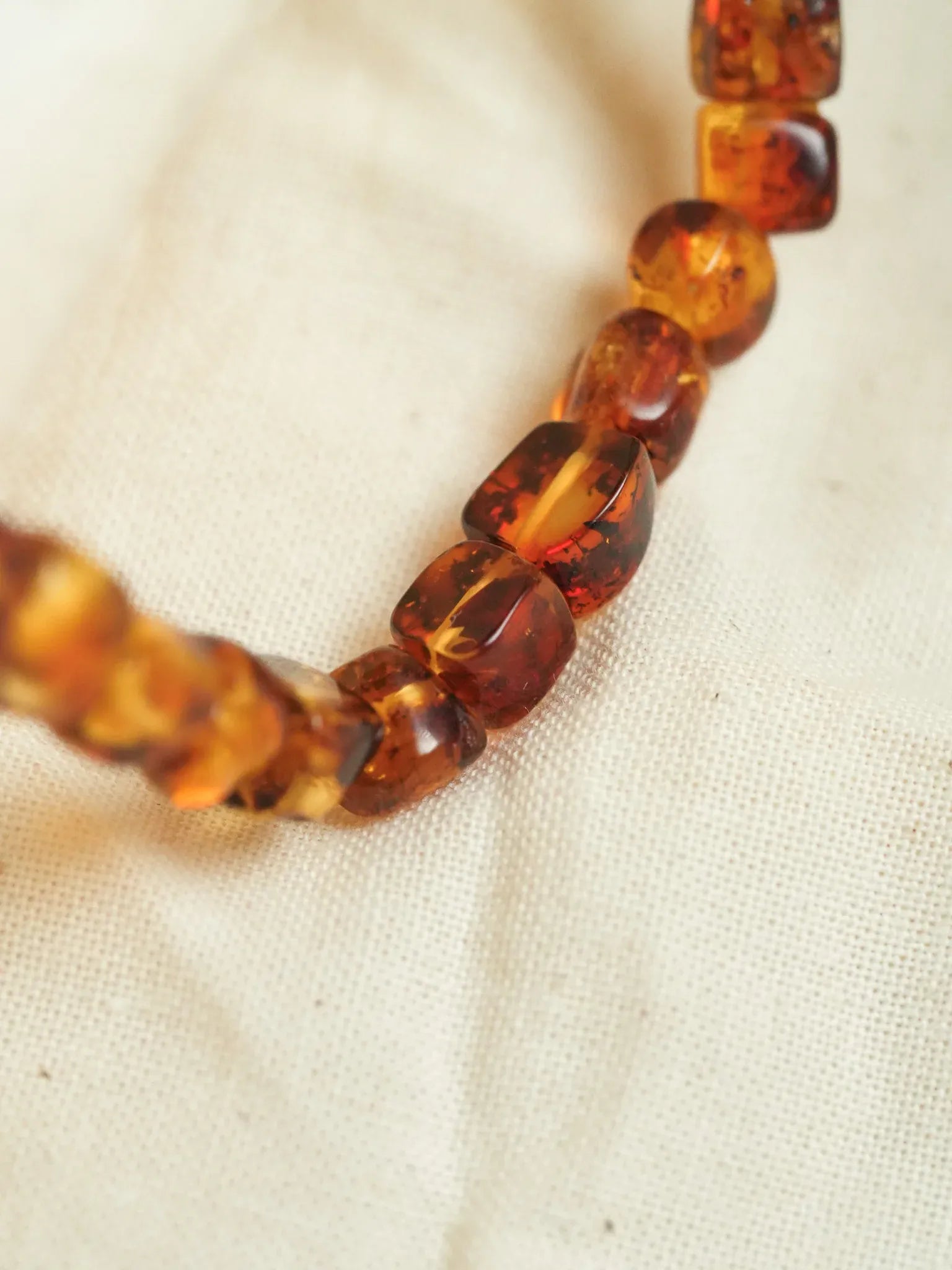 Bracelet en Ambre Baltique naturel - Carré Miel Cognac Medium - Atelier Victor