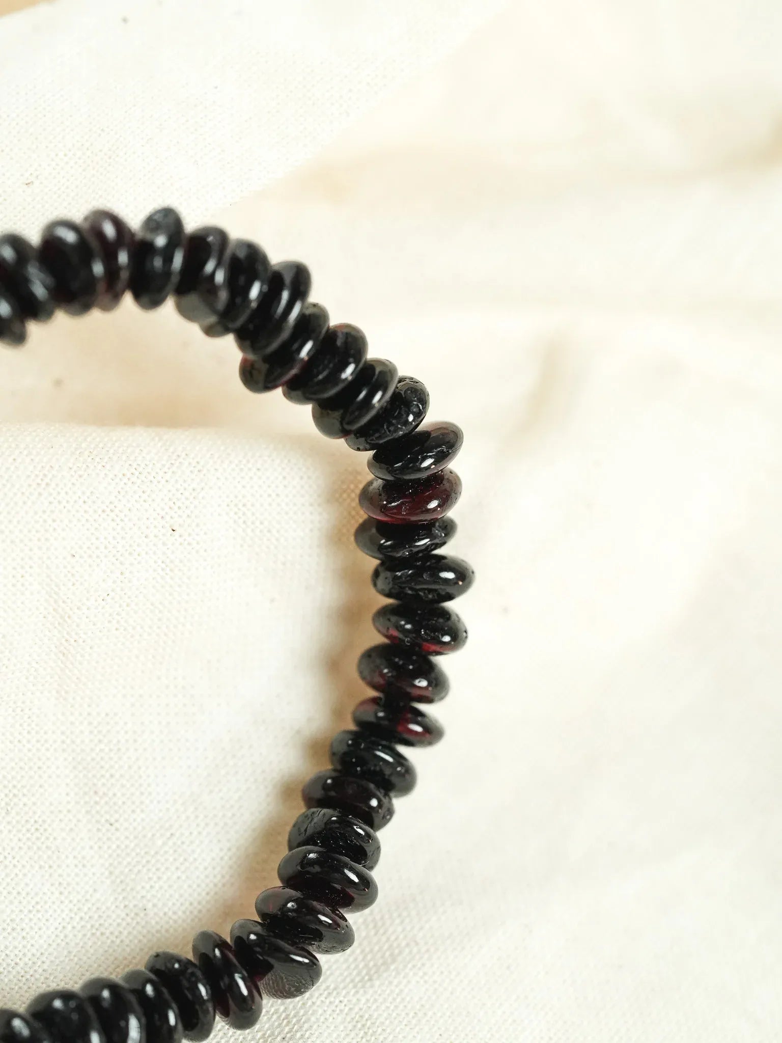 Bracelet en Ambre Baltique naturel - Plaques Fines Noir Rouge - Atelier Victor