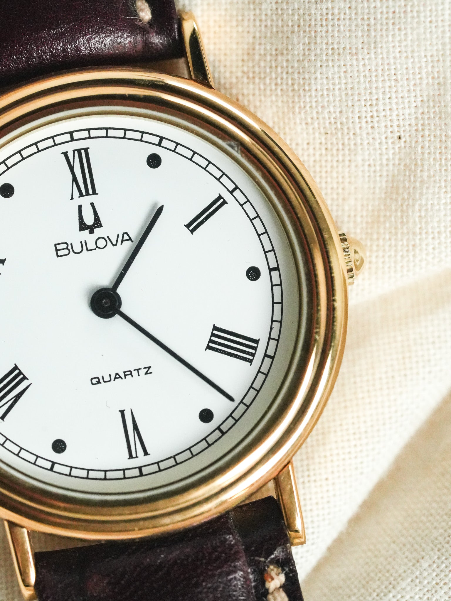 Bulova - Boitier Guilloché doré cadran blanc romain - 1990s - Atelier Victor - Vintage  Shop