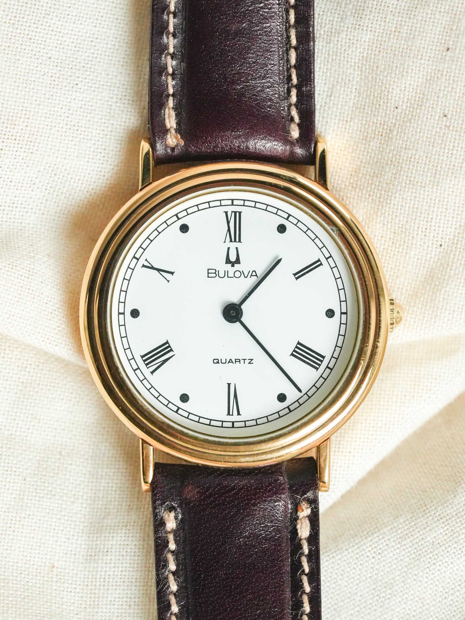 Bulova - Boitier Guilloché doré cadran blanc romain - 1990s - Atelier Victor - Vintage  Shop
