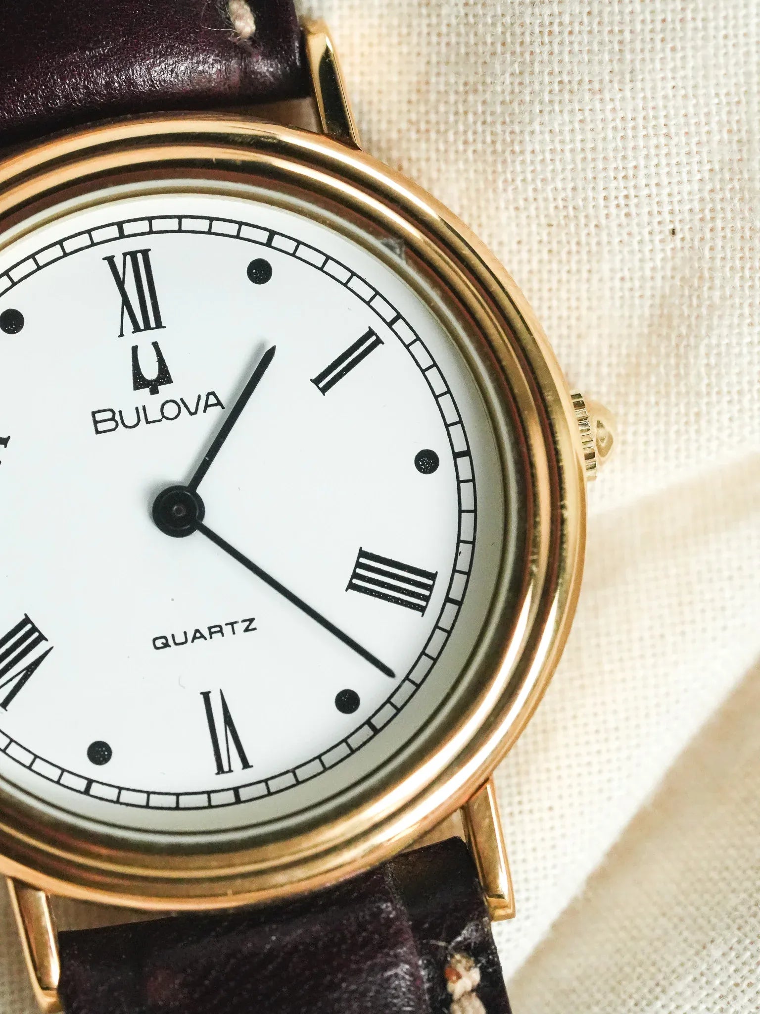Bulova - Boitier Guilloché doré cadran blanc romain - 1990s - Atelier Victor - Vintage  Shop