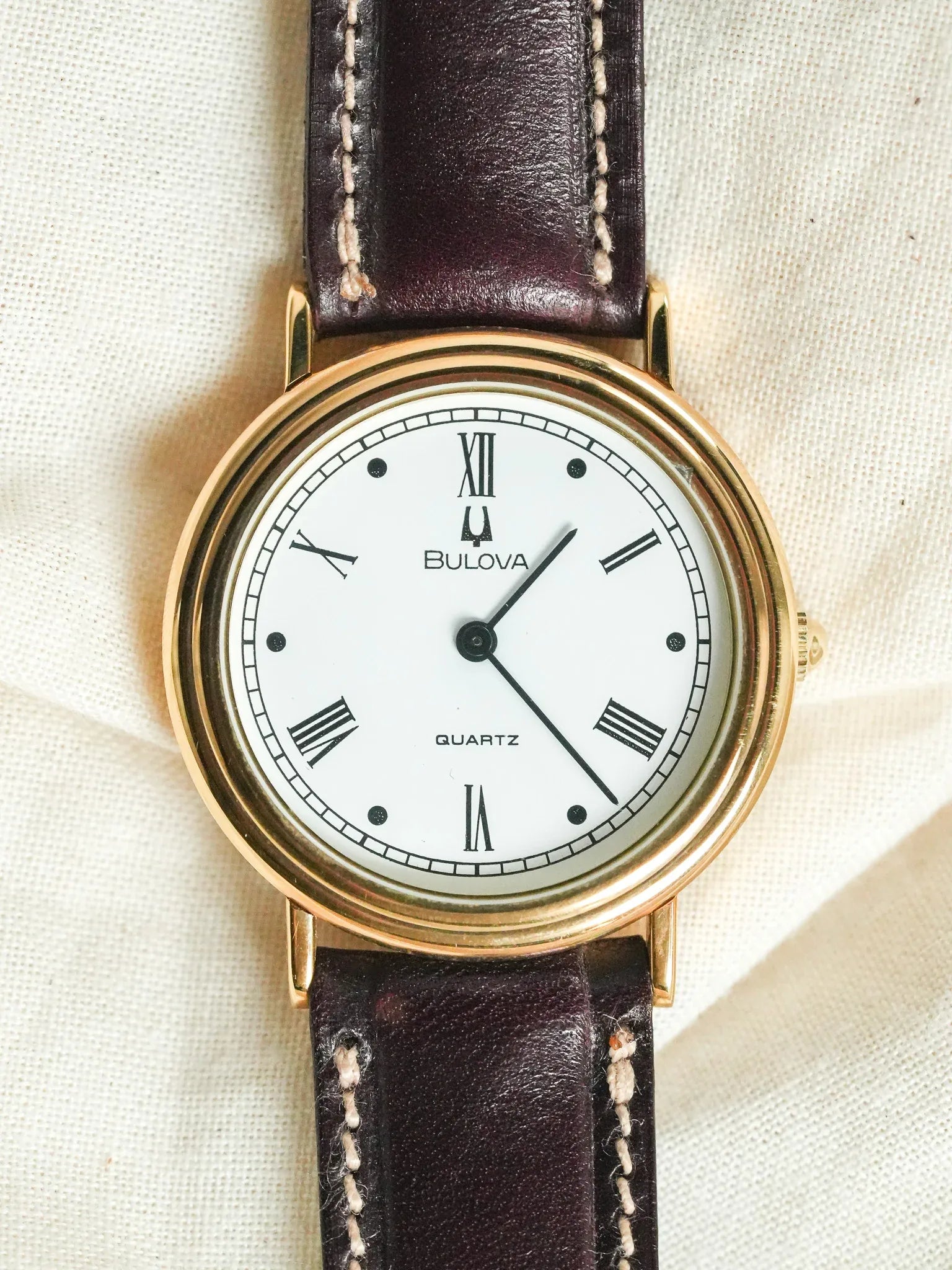 Bulova - Boitier Guilloché doré cadran blanc romain - 1990s - Atelier Victor - Vintage  Shop