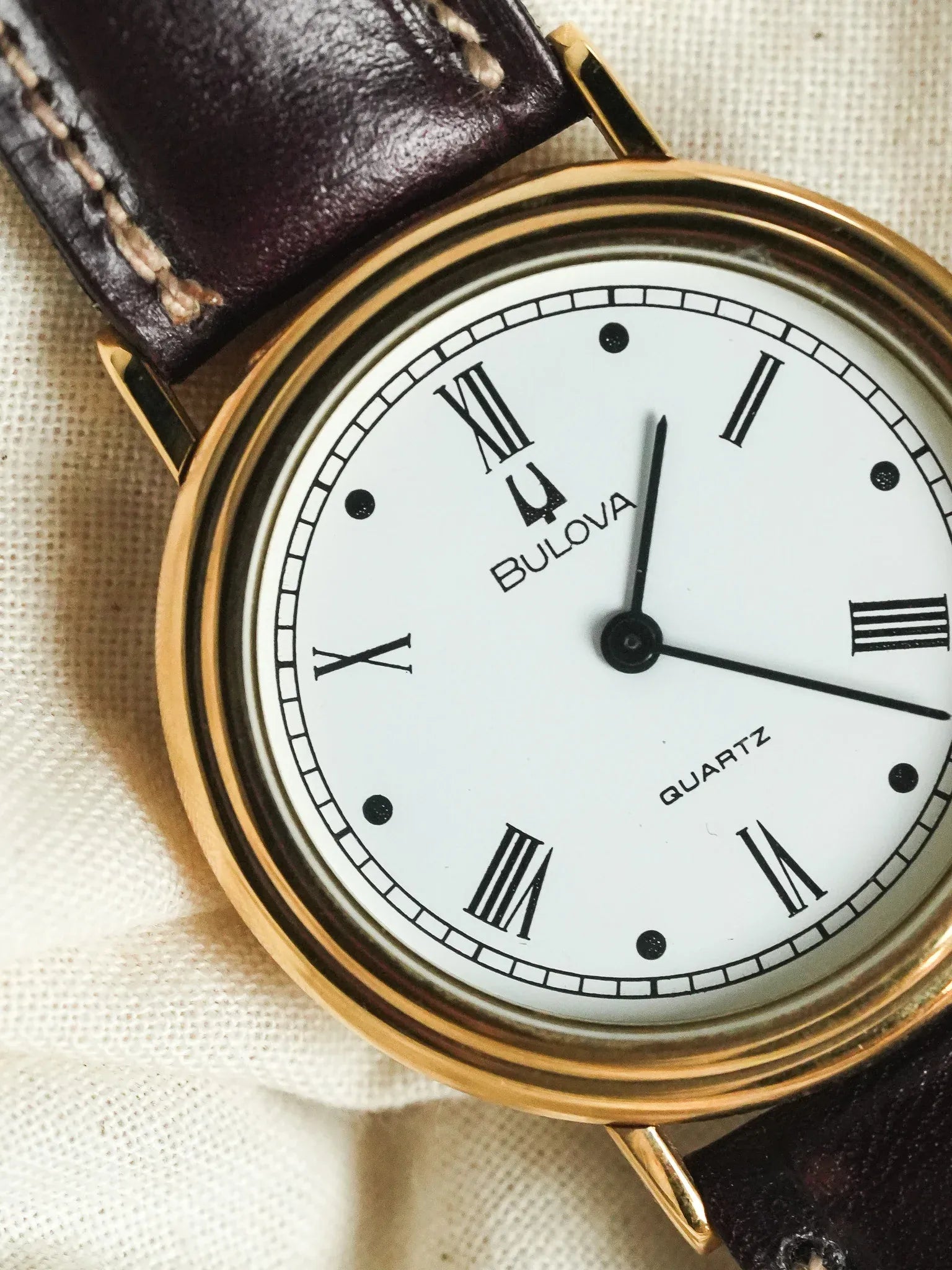 Bulova - Boitier Guilloché doré cadran blanc romain - 1990s - Atelier Victor - Vintage  Shop