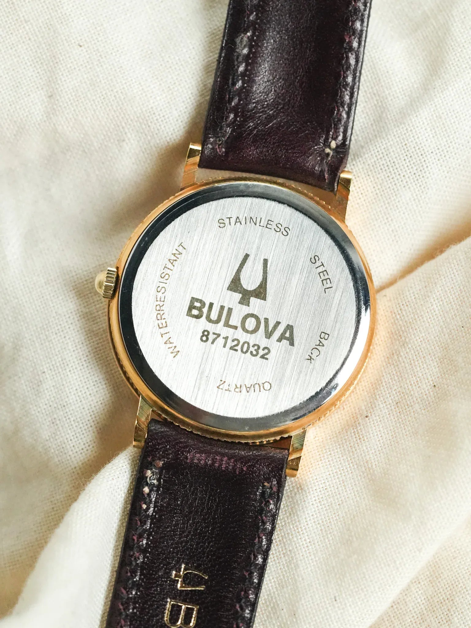 Bulova - Boitier Guilloché doré cadran blanc romain - 1990s - Atelier Victor - Vintage  Shop
