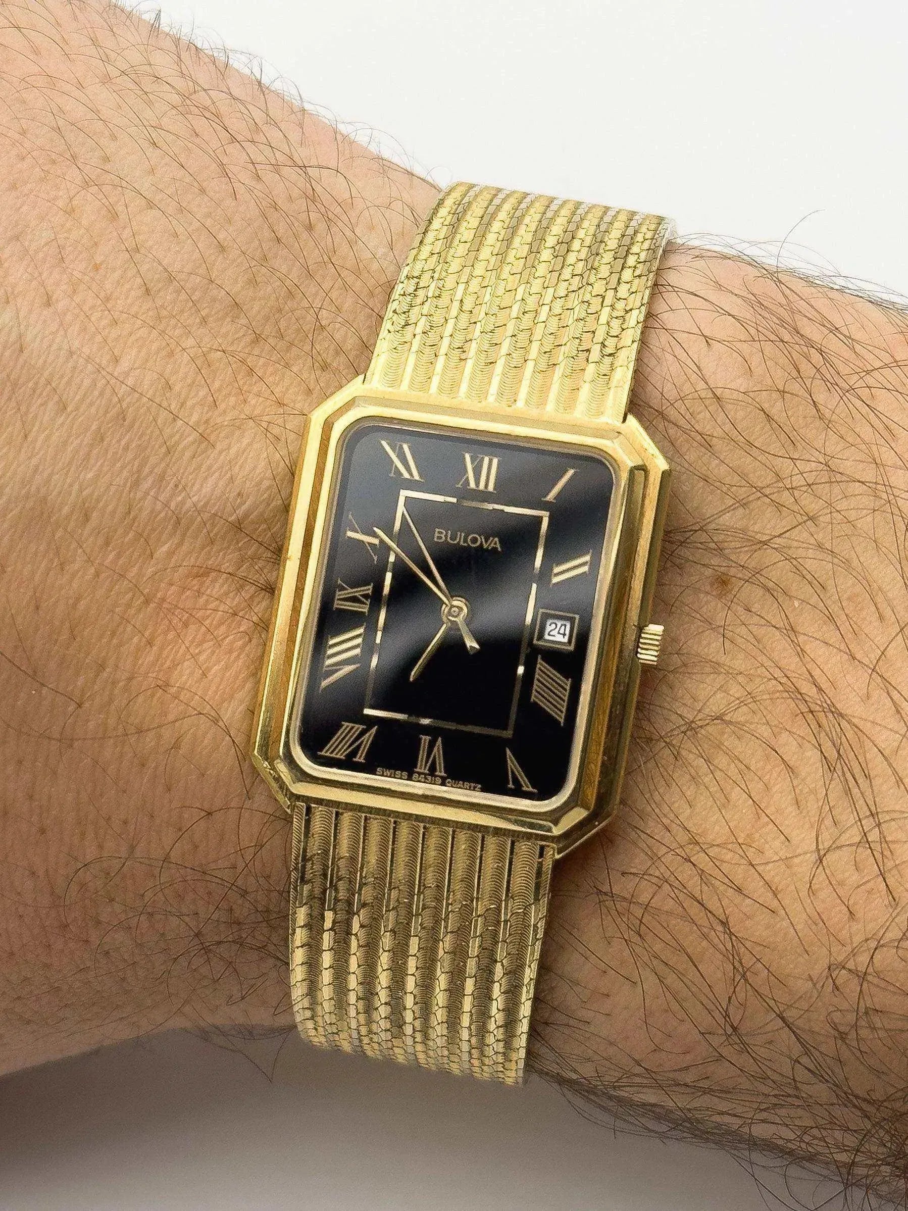 Bulova - Gold Bracelet / Black dial - 1994 - Atelier Victor - Vintage  Shop