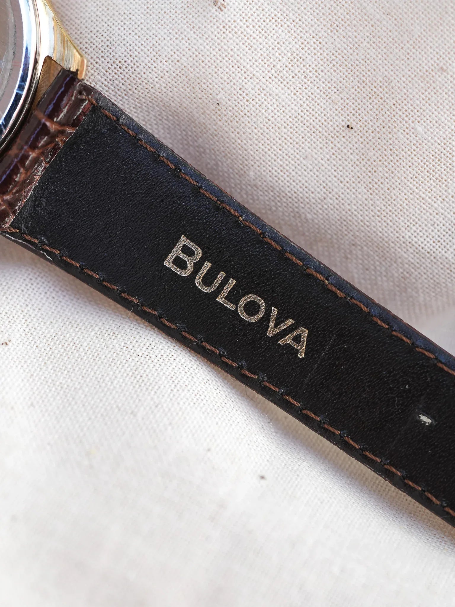 Bulova - Tour du Monde Date Or - boîte & papier - 1990s - Atelier Victor - Vintage  Shop