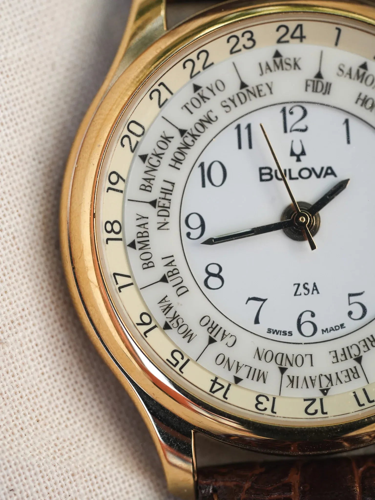 Bulova - Tour du Monde Date Or - boîte & papier - 1990s - Atelier Victor - Vintage  Shop