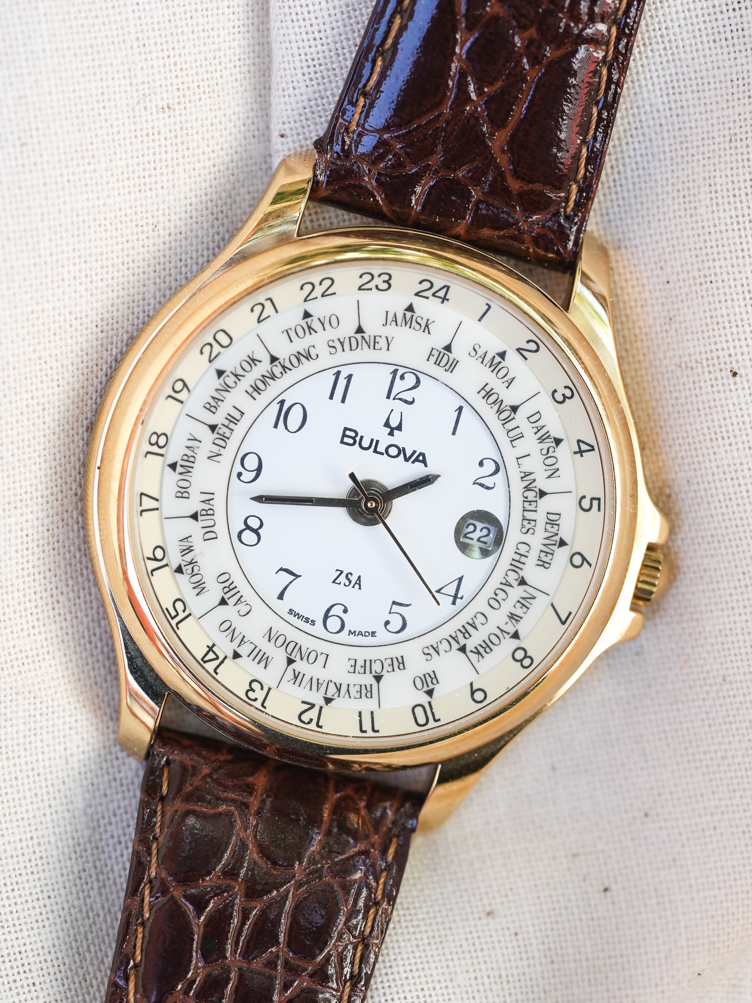 Bulova - Tour du Monde Date Or - boîte & papier - 1990s - Atelier Victor - Vintage Watch Shop