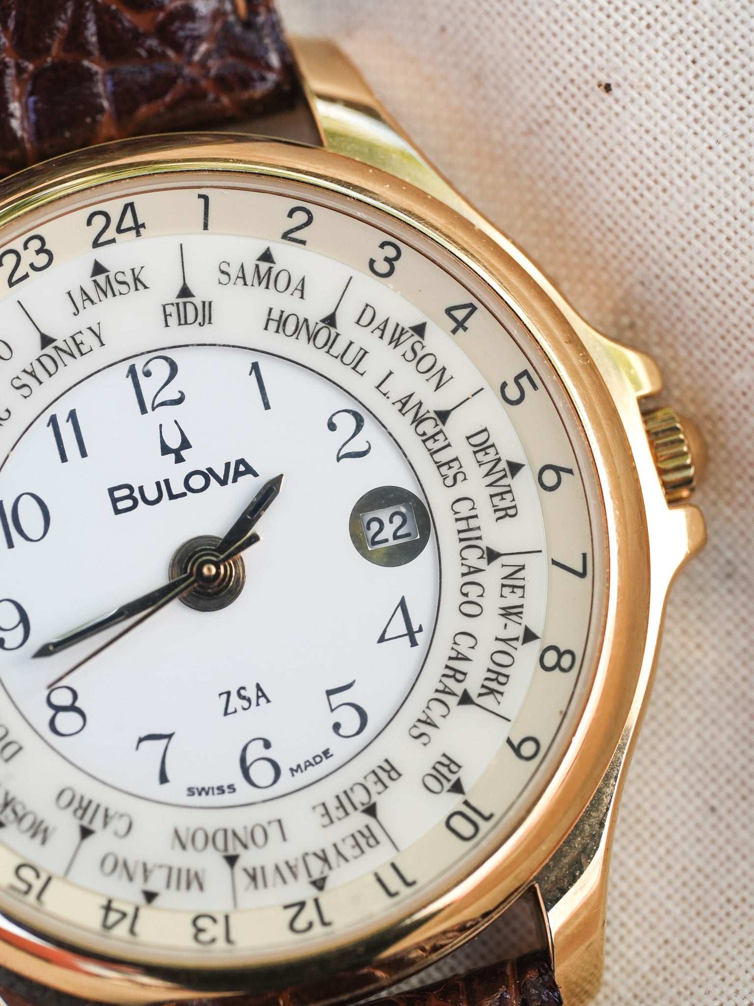 Bulova - Tour du Monde Date Or - boîte & papier - 1990s - Atelier Victor - Vintage Watch Shop