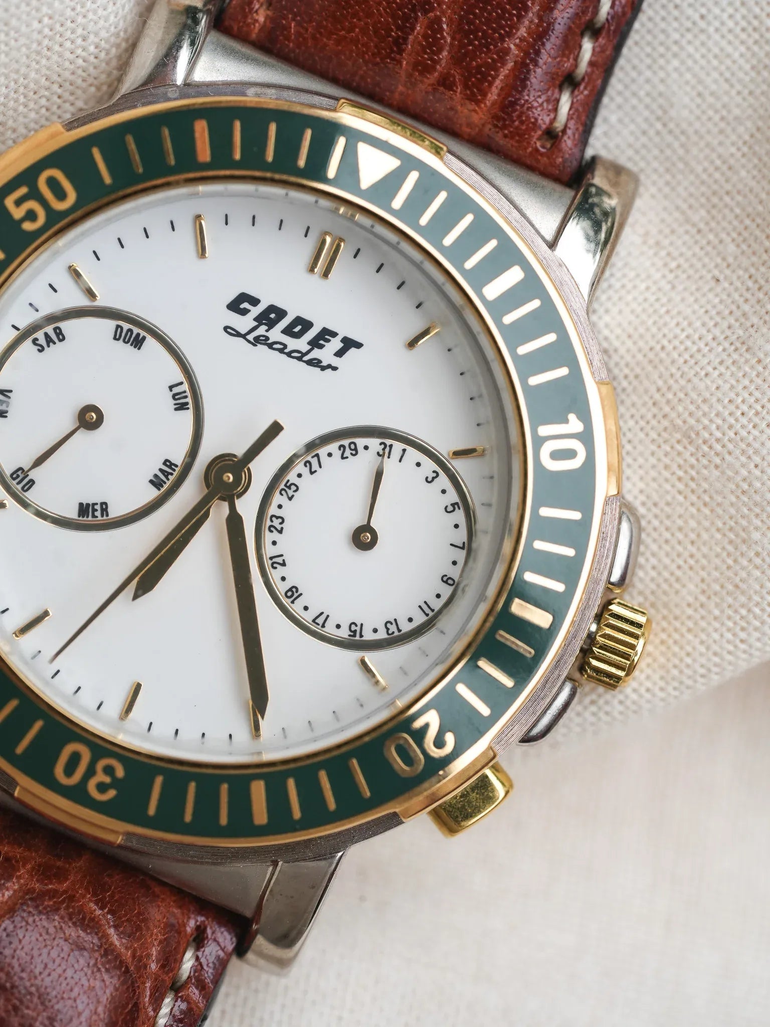 Cadet - Leader Calendrier Acier Or Lunette Verte - NOS - 1980s - Atelier Victor