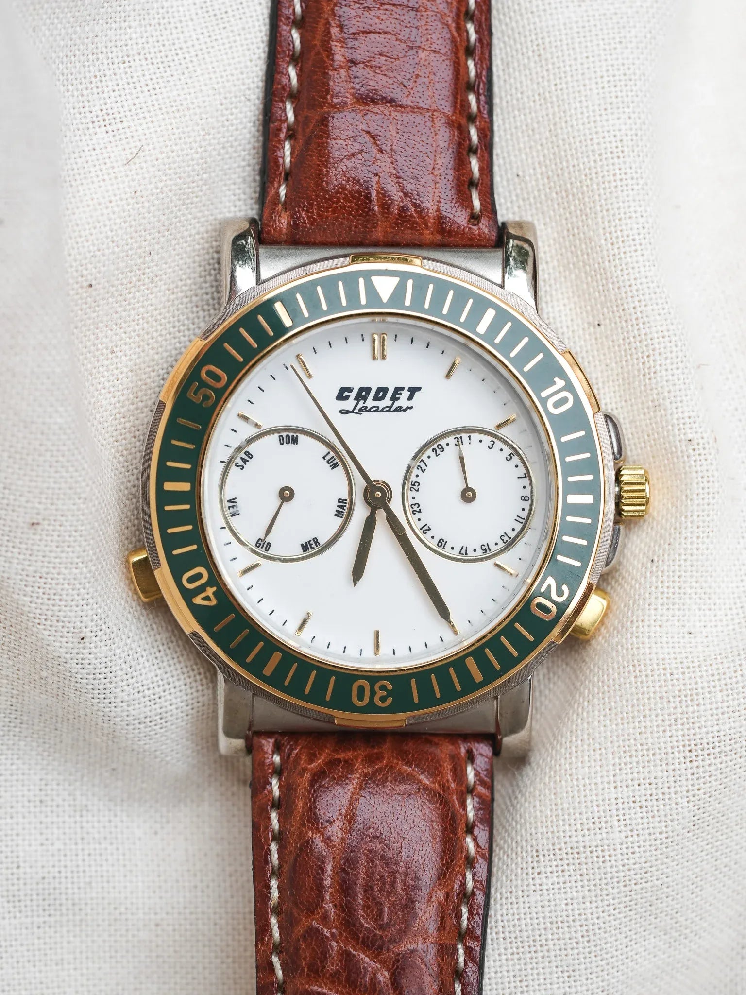 Cadet - Leader Calendrier Acier Or Lunette Verte - NOS - 1980s - Atelier Victor