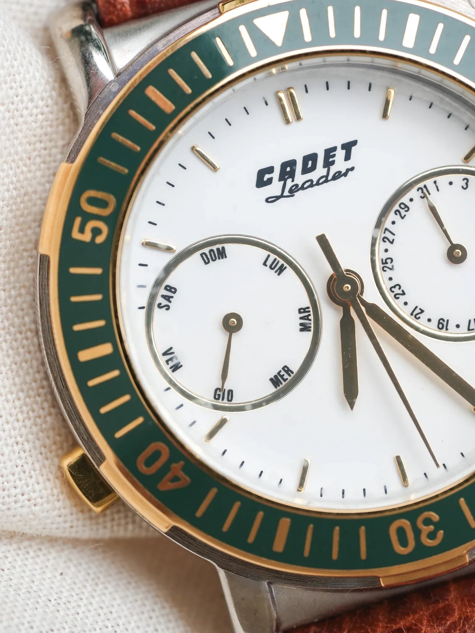 Cadet - Leader Calendrier Acier Or Lunette Verte - NOS - 1980s - Atelier Victor - Vintage  Shop