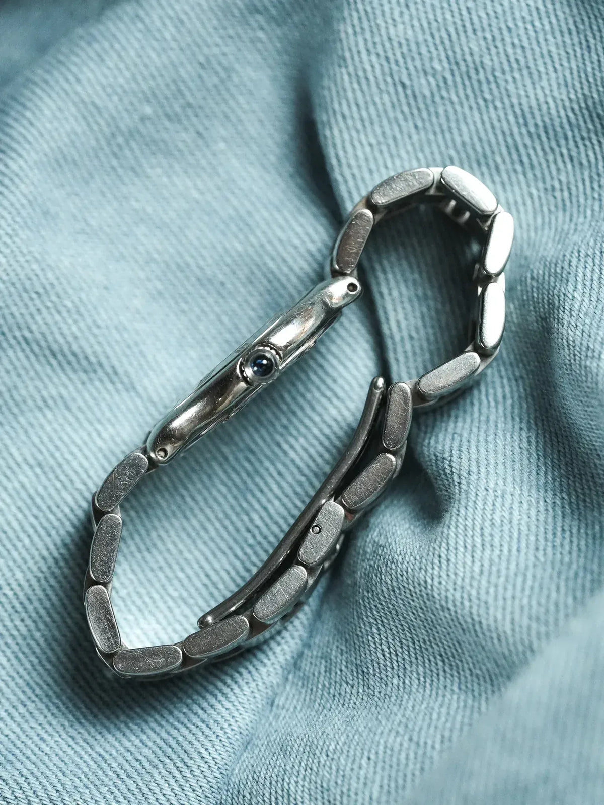 الساعة بزاوية ثلاثة أرباع، تاج الكابوشون ظاهر - ساعة Cartier Must 21 1340 فينتاج - Atelier Victor