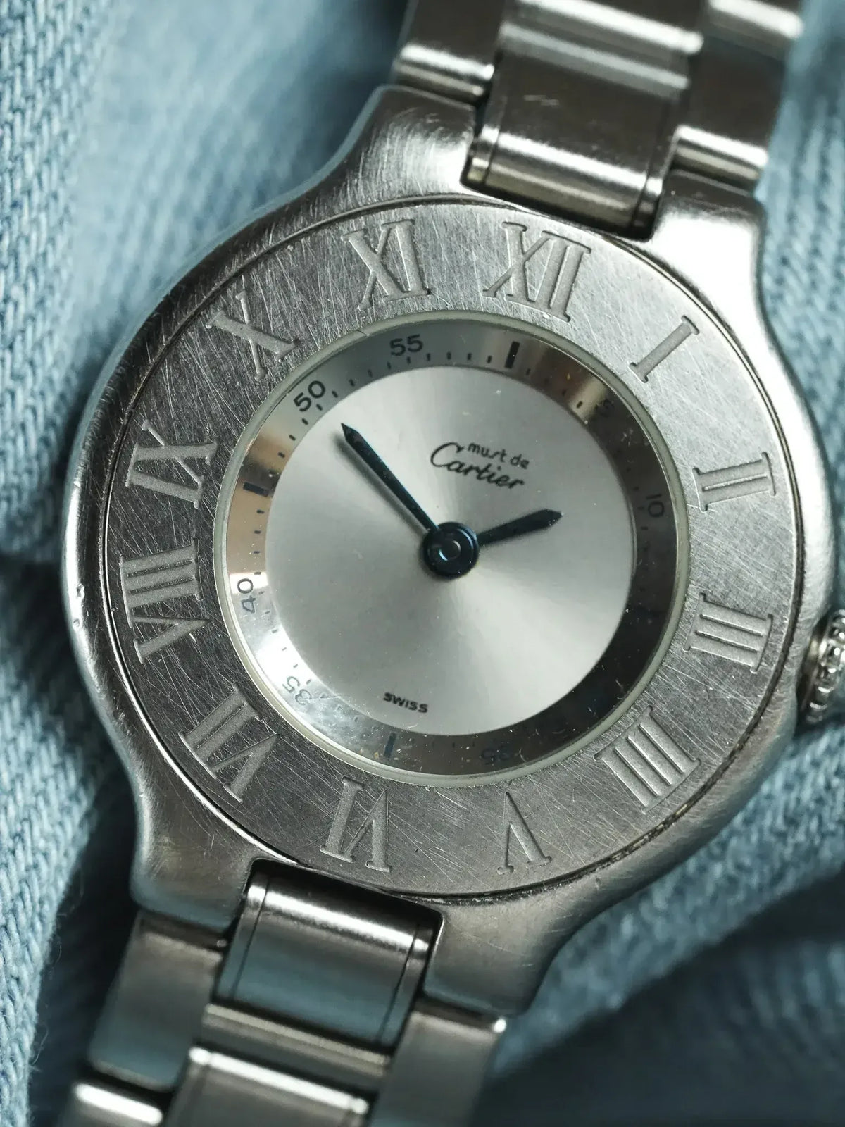 عقارب من الفولاذ الأزرق على القرص الفضي - ساعة Cartier Must 21 1340 فينتاج - Atelier Victor