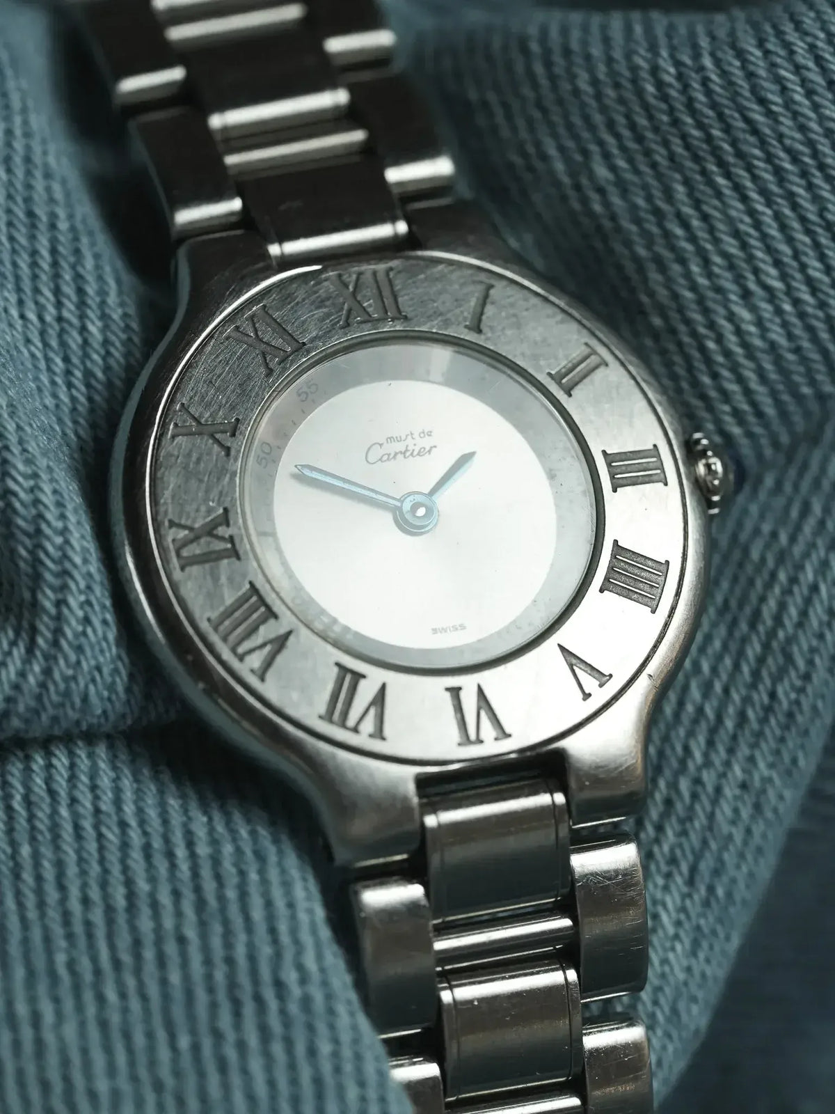 إطار منقوش بأرقام رومانية غائرة - ساعة Cartier Must 21 1340 فينتاج - Atelier Victor
