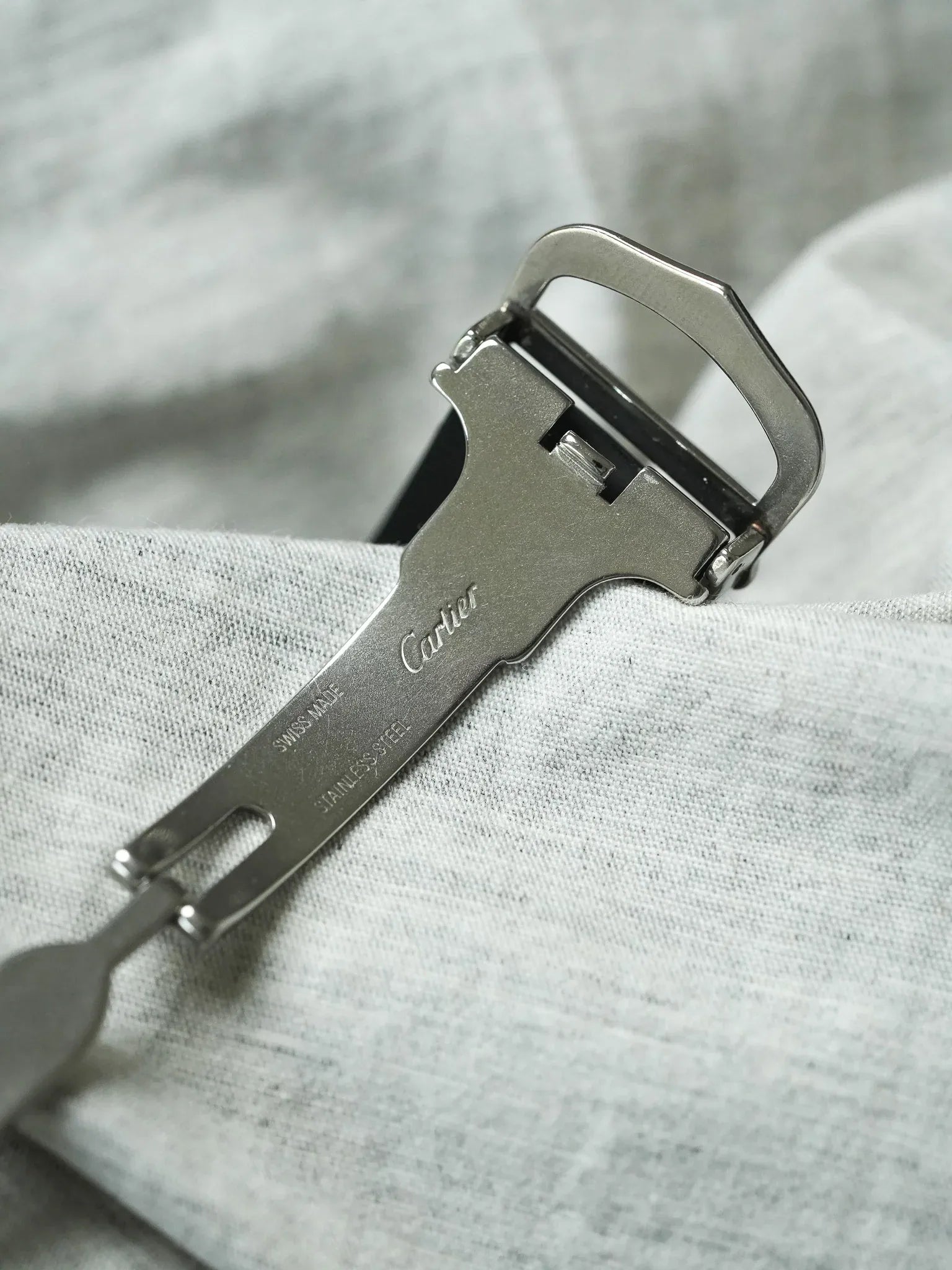 Cartier - Must Chronographe Noir 2424 - papier - 2003 - Atelier Victor