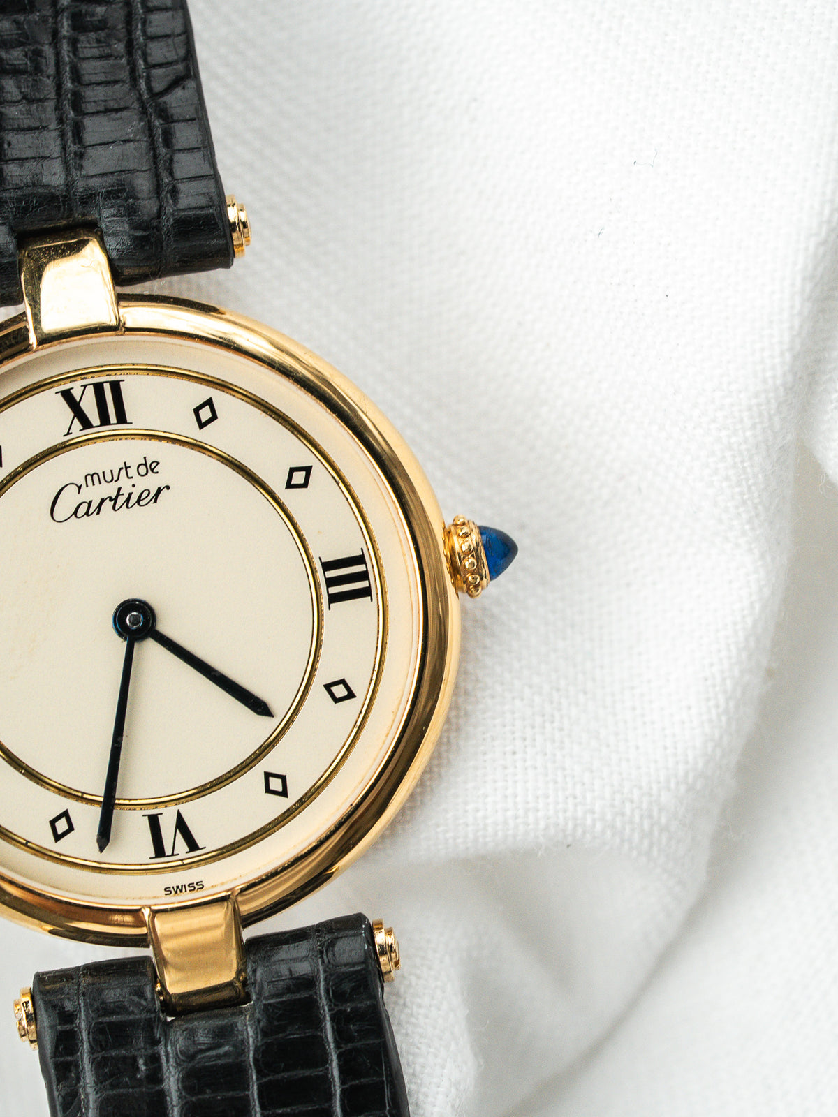Montre Cartier Must de Cartier vintage, boîtier plaqué or, cadran blanc et bracelet cuir noir