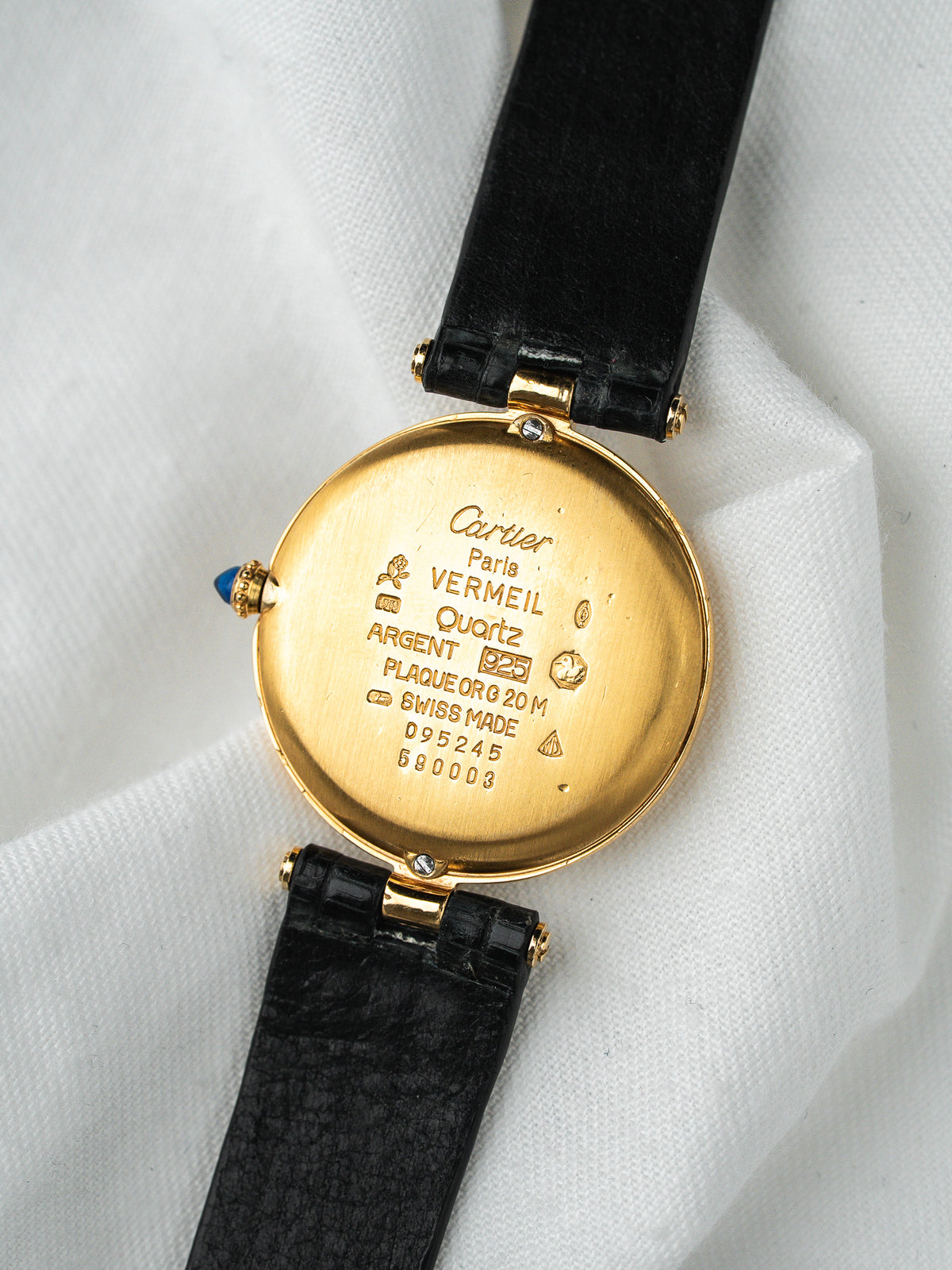 Dos d'une montre Cartier vintage en vermeil avec bracelet en cuir noir