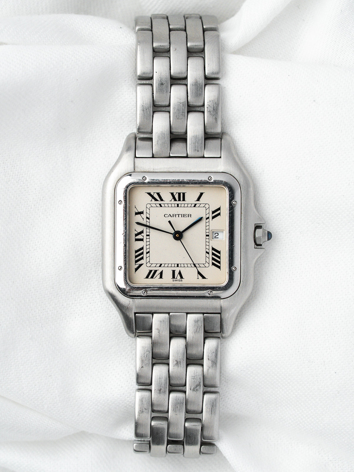 Montre Cartier vintage en acier, boîtier carré, cadran blanc et bracelet métallisé