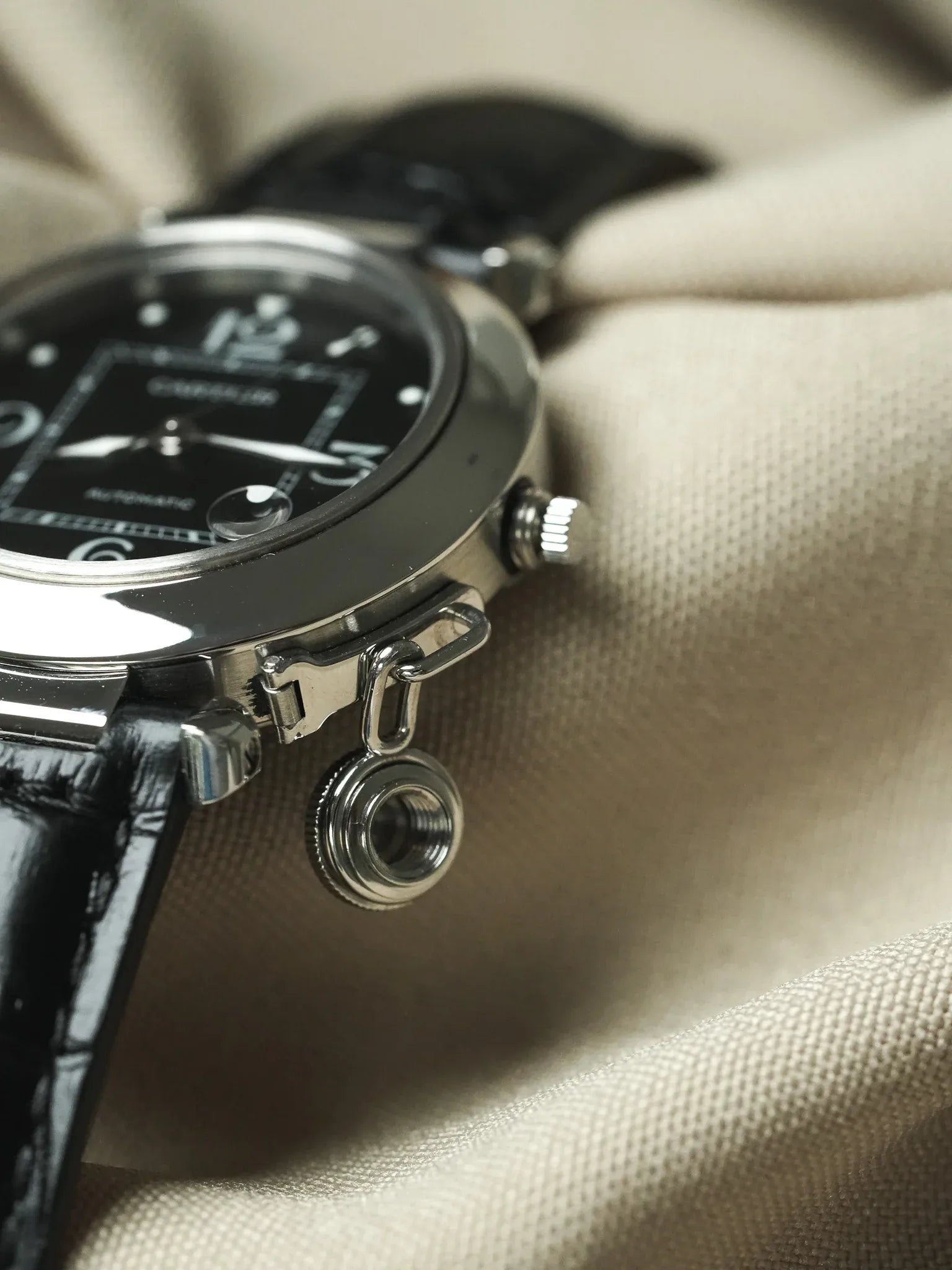 Cartier - Pasha 2324 Cuir Date Blanc Tapissé - Papier - 2003 - Atelier Victor