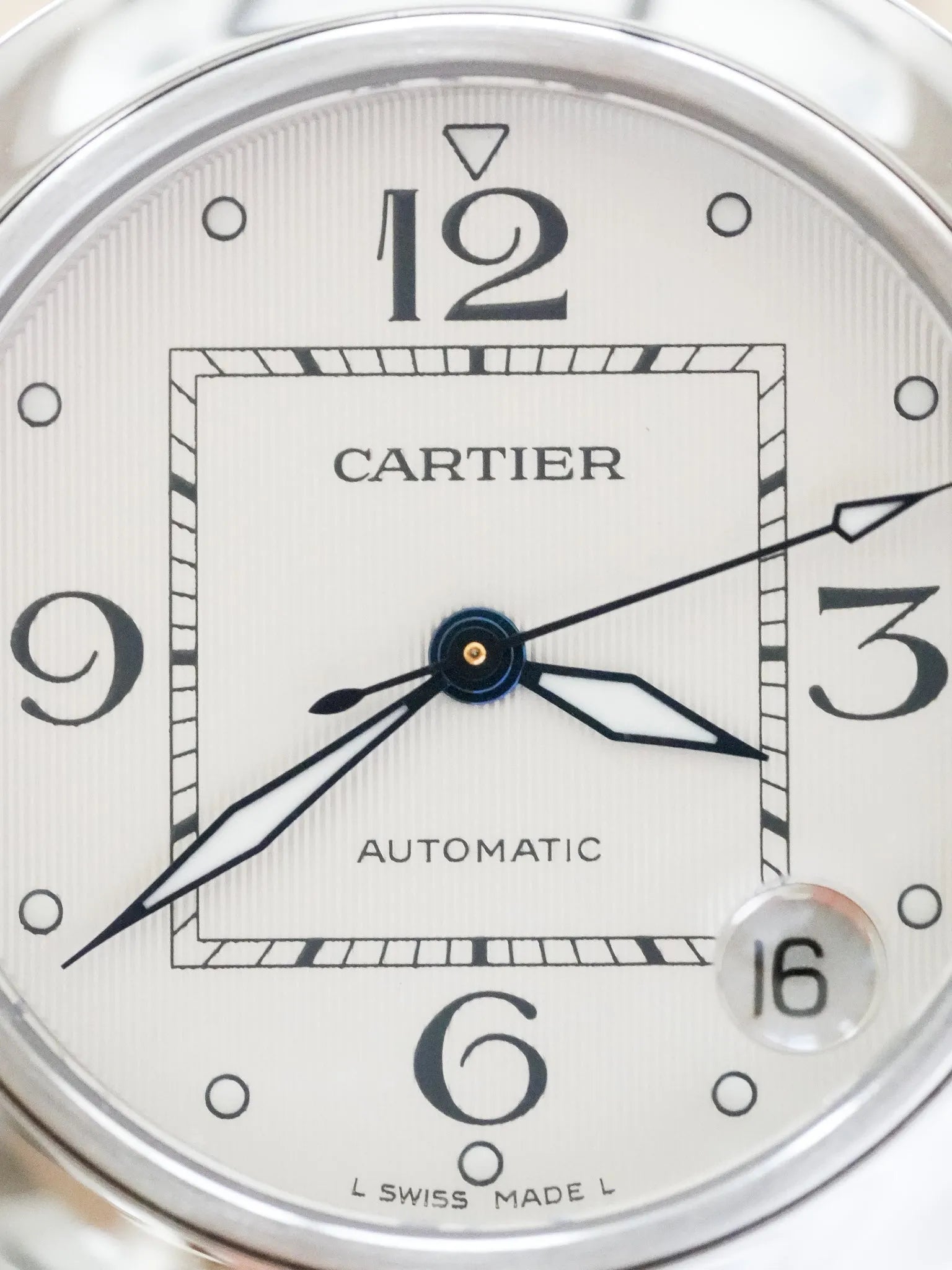 Cartier - Pasha 2324 Date Blanc Tapissé Cuir - 2000s - Atelier Victor Paris - Vintage Watch Shop Dubai