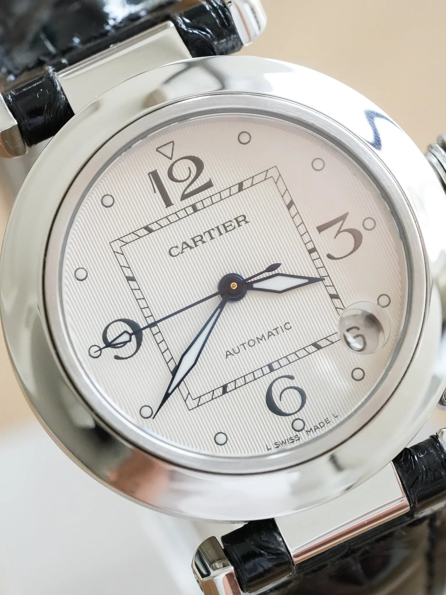 Cartier - Pasha 2324 Date Blanc Tapissé Cuir - 2000s - Atelier Victor Paris - Vintage Watch Shop Dubai